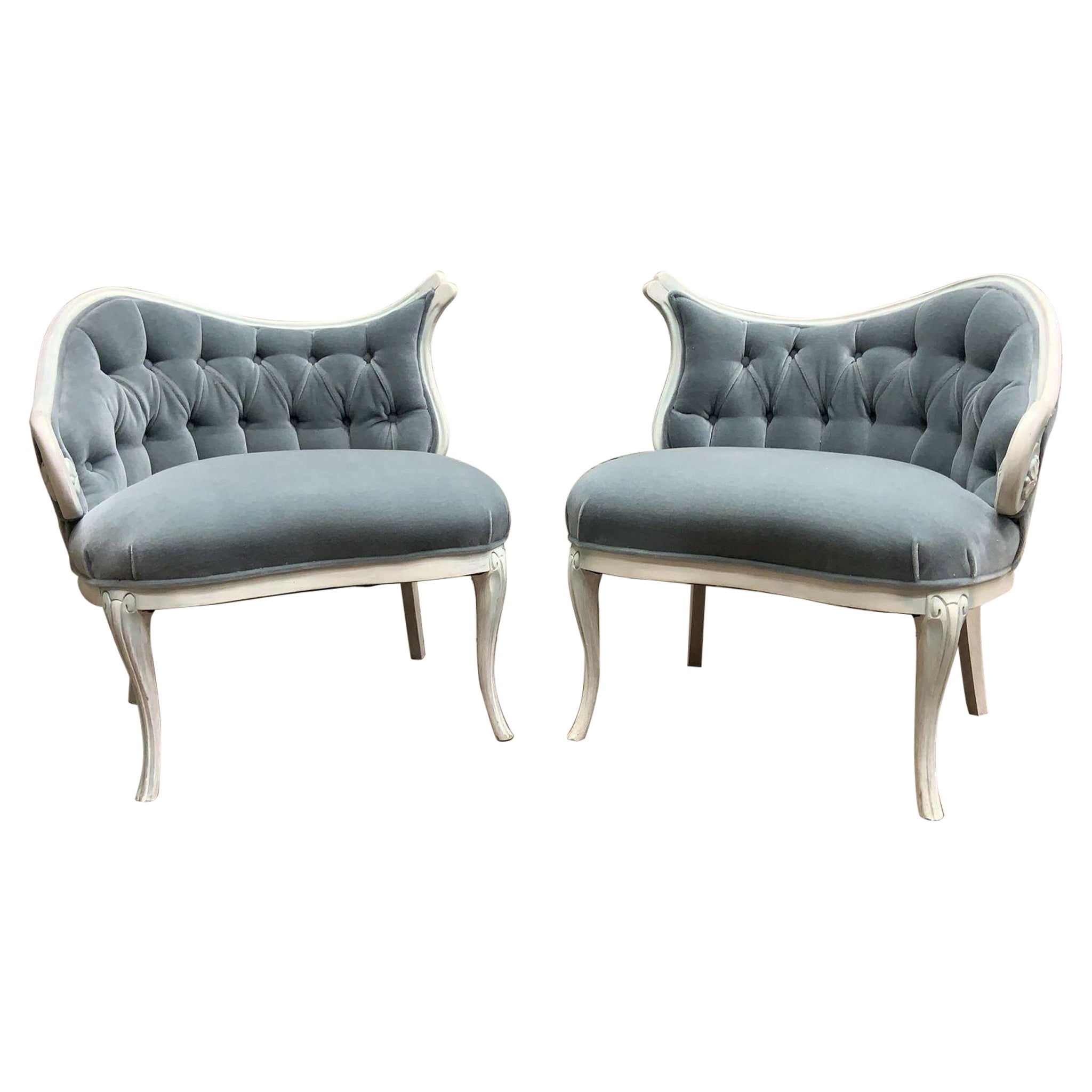 Paire de chaises asymétriques de style rococo français de cheminée en mohair bleu glace en vente