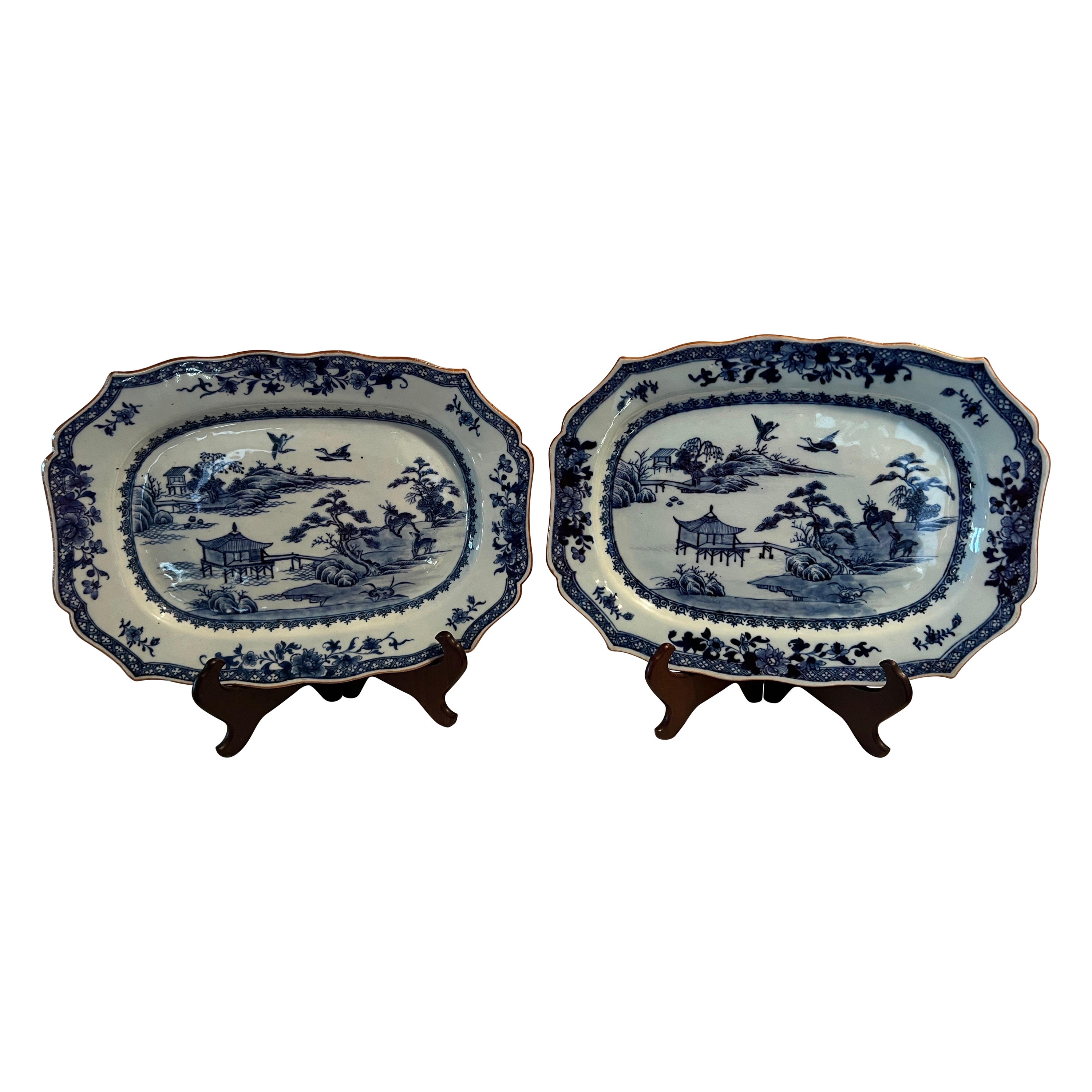 Paar Qianlong-Porzellanteller im chinesischen Exportstil aus blauem und weißem Porzellan – Hirschlandschaft