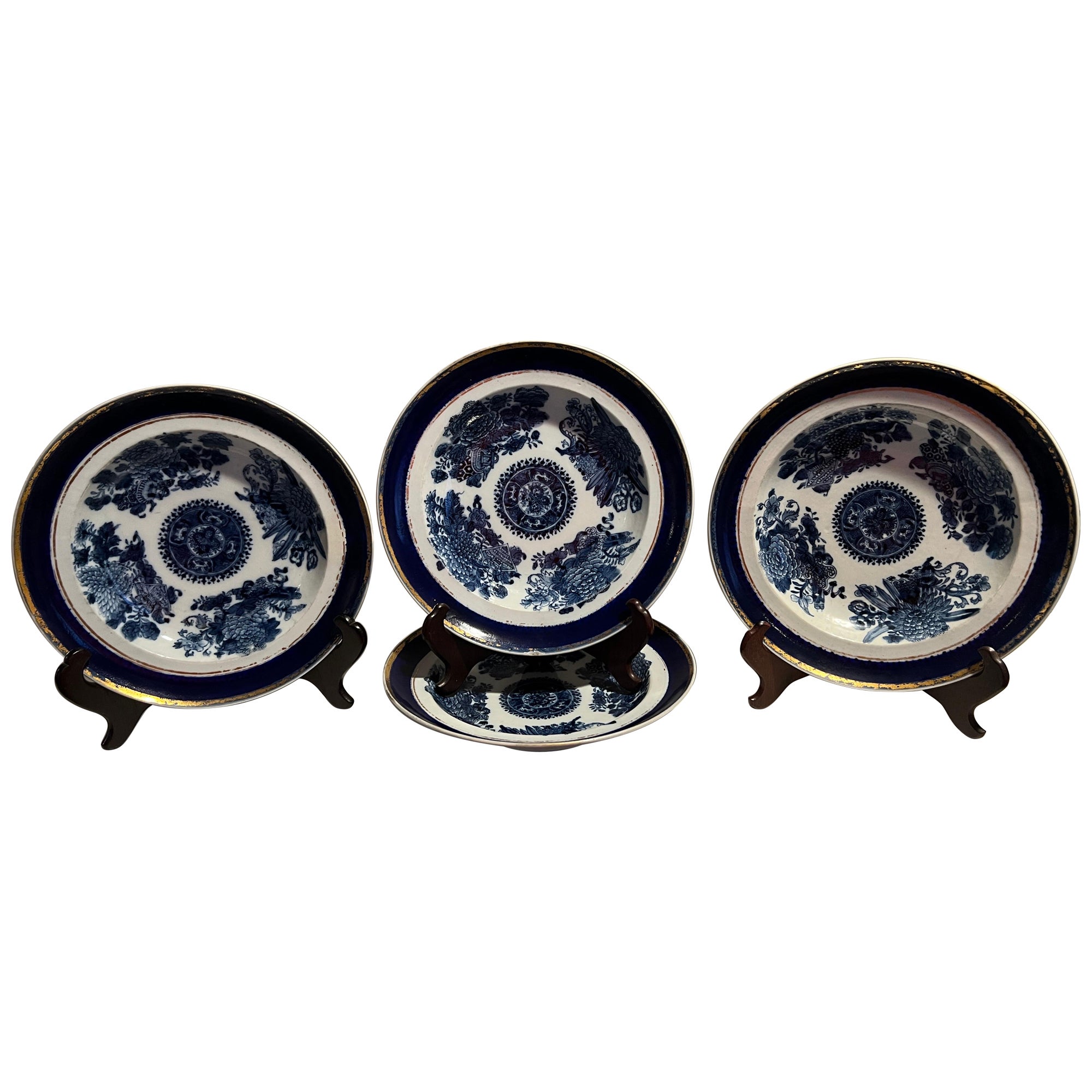 Lot de 4 assiettes plates en porcelaine d'exportation chinoise à motif Fitzhugh bleu et blanc en vente