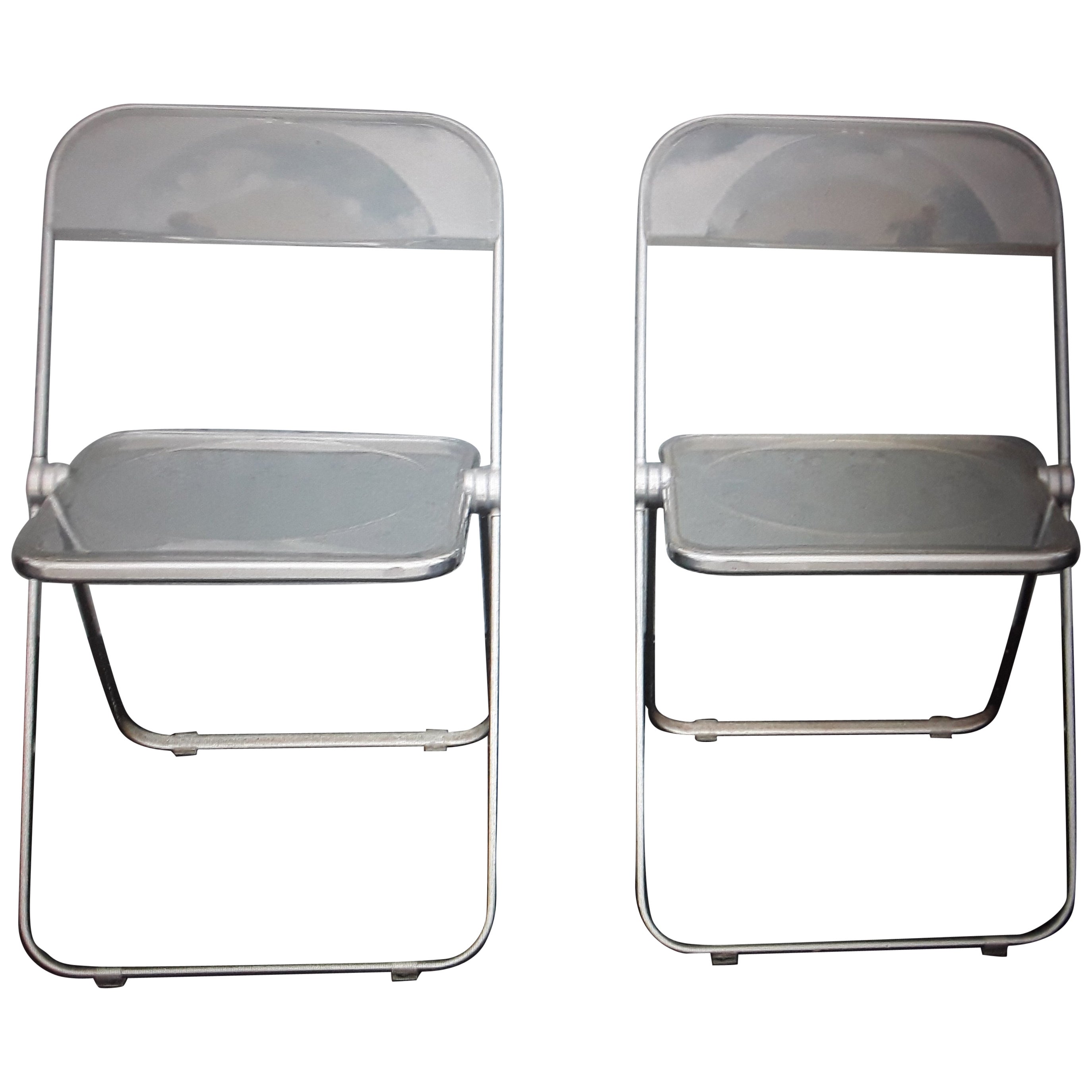 Paire de chaises d'appoint pliantes en lucite et en chrome, datant des années 1970, The Moderns
