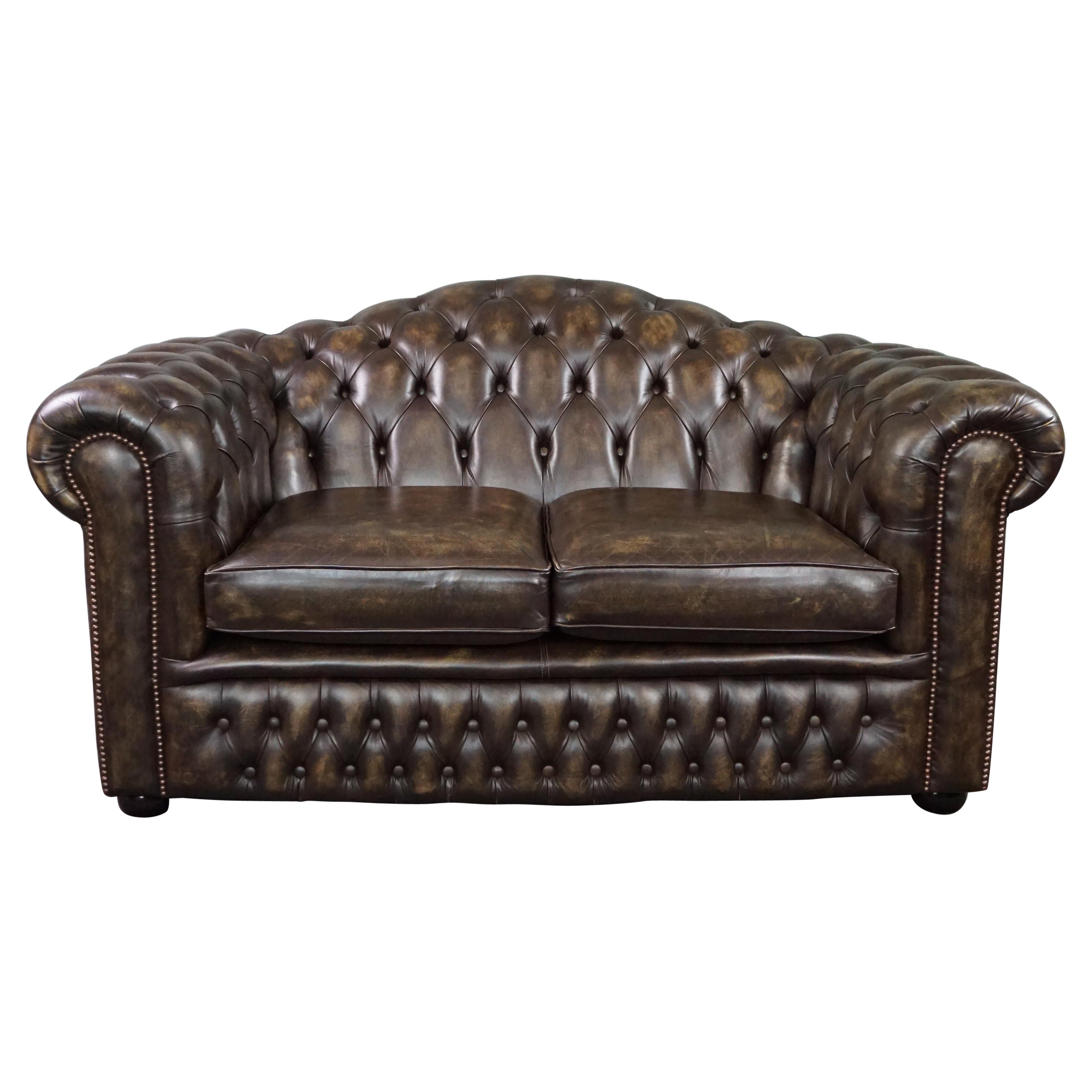 Stunning cow leather Chesterfield sofa, 2 seater For Sale