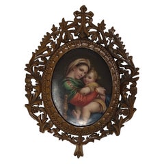 Antikes bemaltes Porzellan Madonna und Kind in handgeschnitztem Rahmen aus Nussbaumholz, um 1900