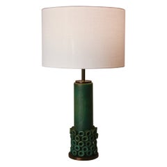 Lampe de table en céramique verte et laiton. Jordi Vilanova, Jordi Aguade, années 1970