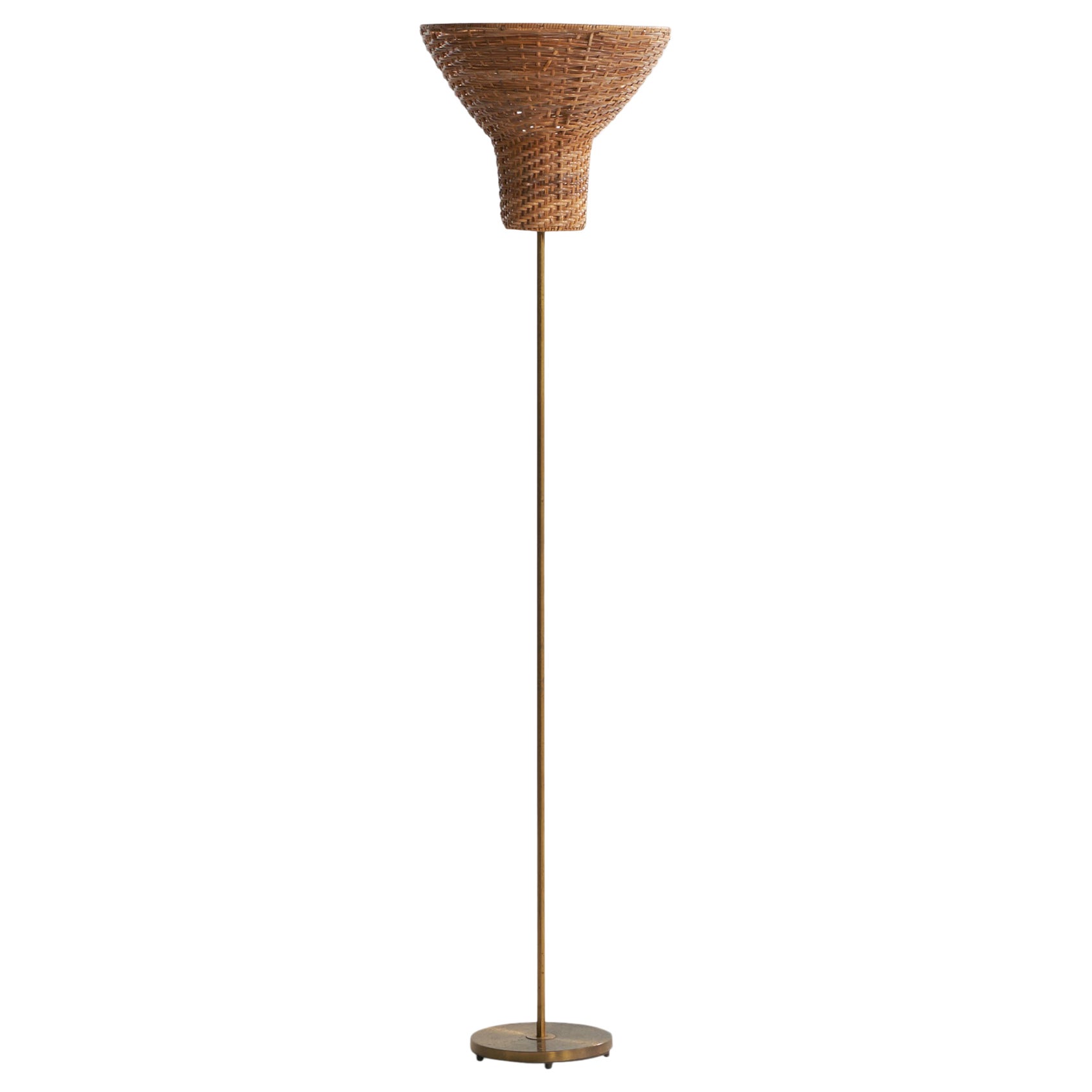 Lampada da terra di design svedese, ottone, rattan, Svezia, anni '1950