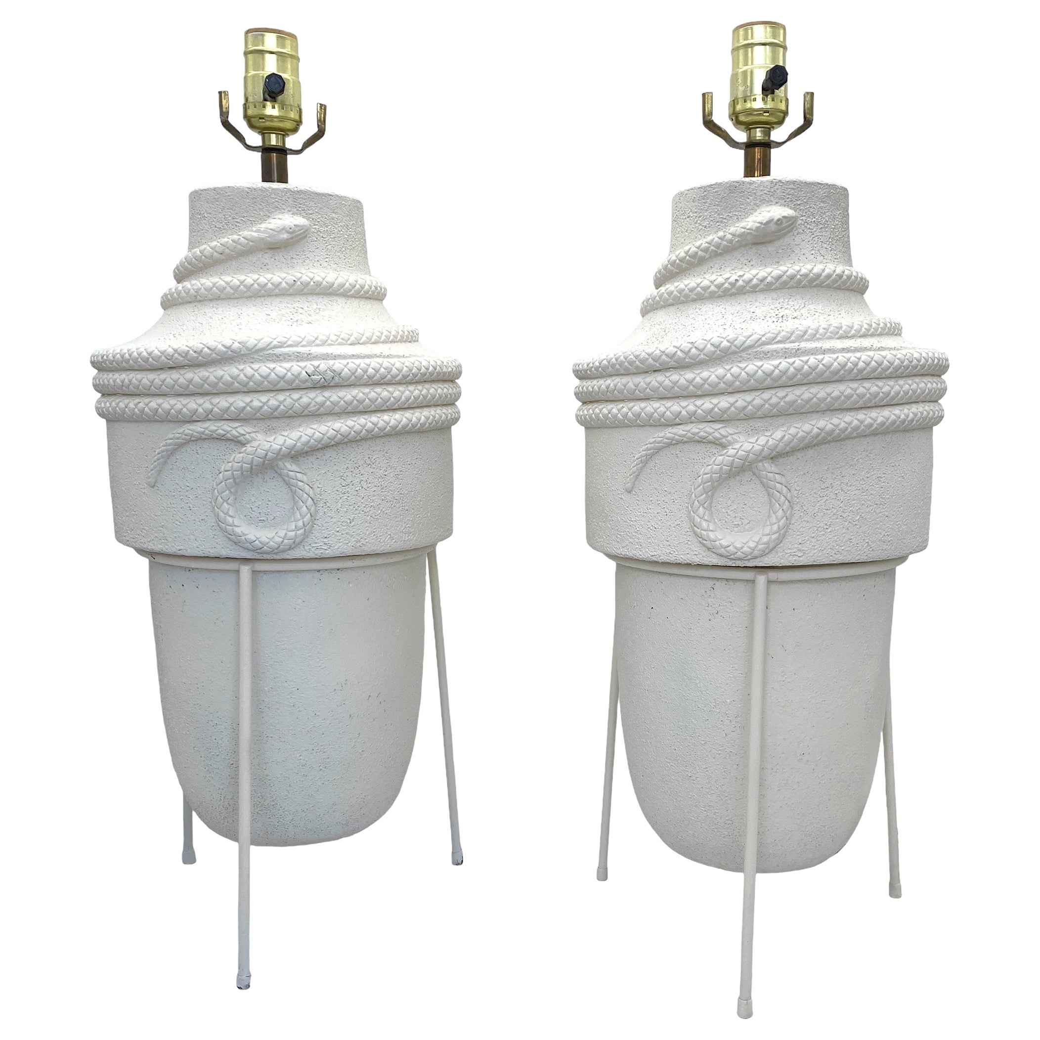 Paar moderne Blanc de Chine-Keramiklampen mit Schlangenmotiv aus der Mitte des Jahrhunderts im Angebot