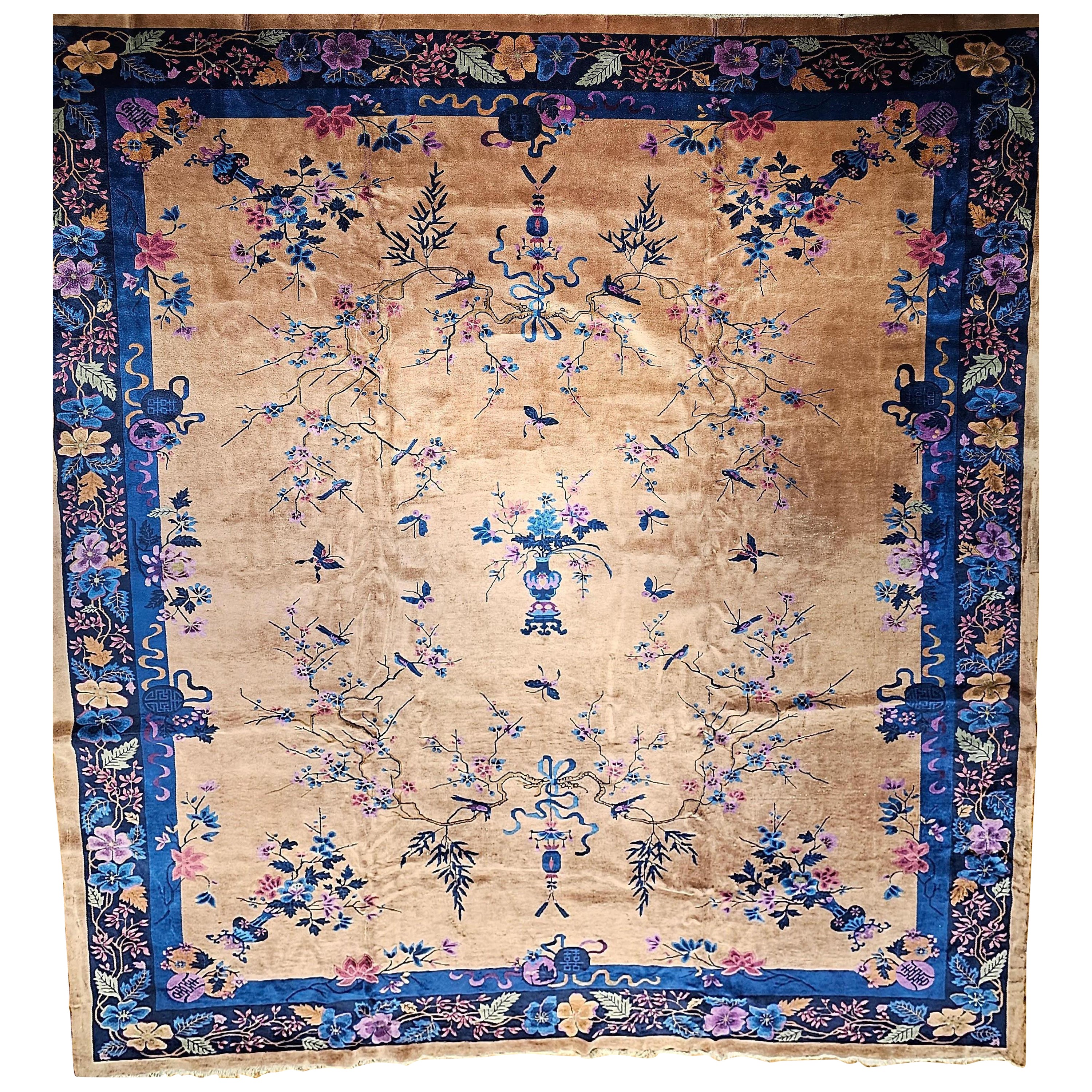 Übergroßer Walter Nichols Art Deco Chinese Rug in Tan, French Blue, Pink, Navy
