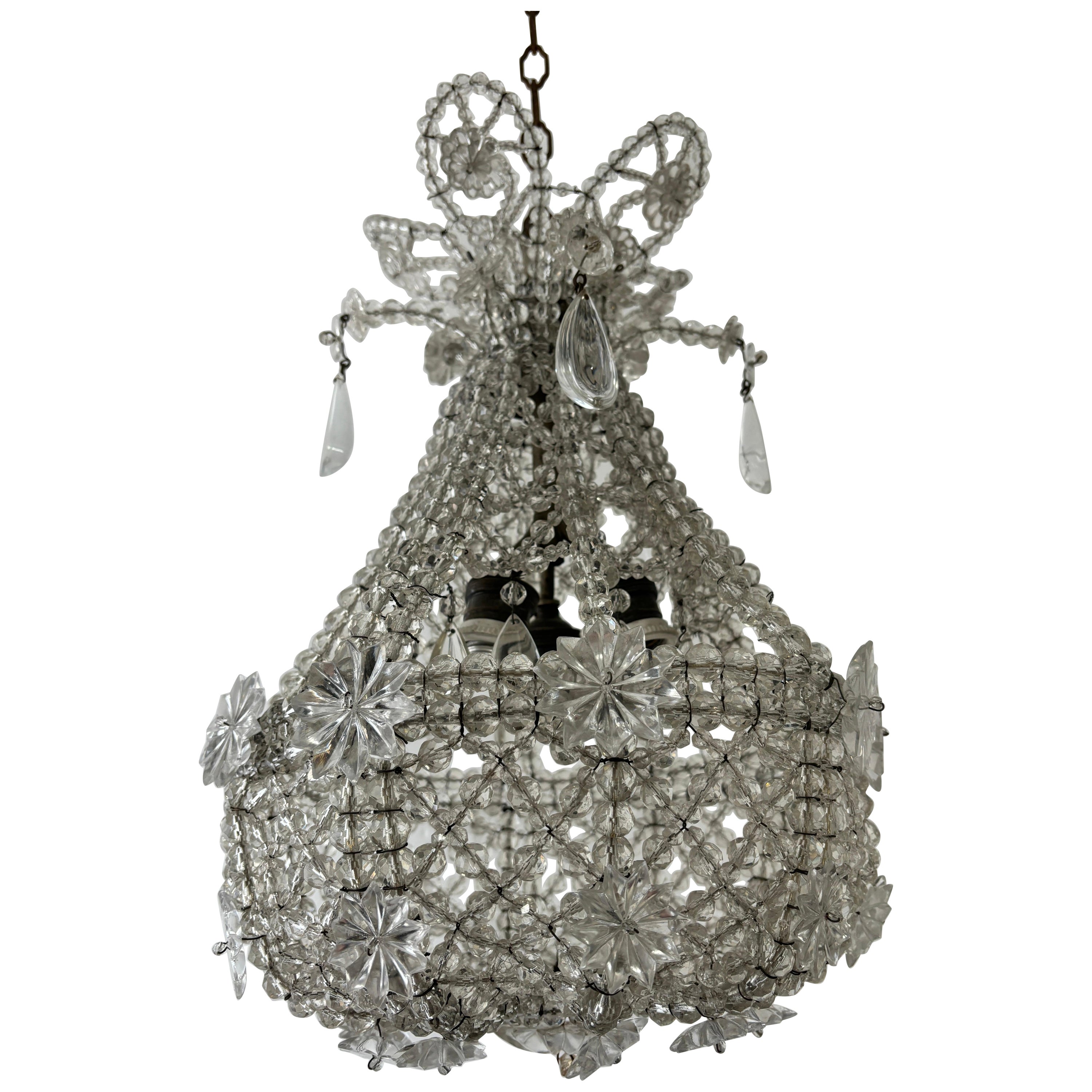Maison Maison  Lustre Baguès en perles avec prismes et étoiles en cristal vers 1900 en vente
