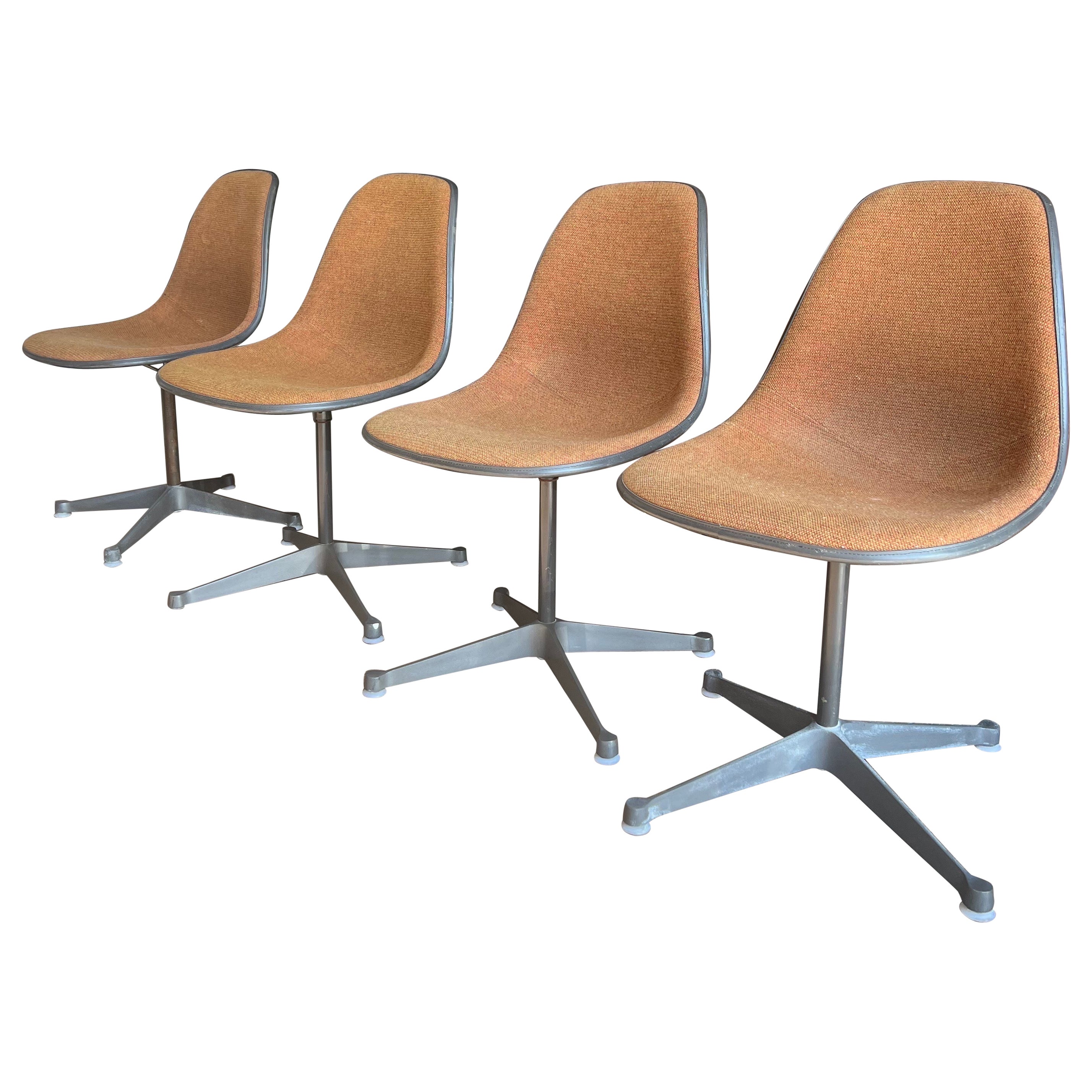 Ensemble de quatre chaises Eames vintage Contractor Swivel Base pour Herman Miller