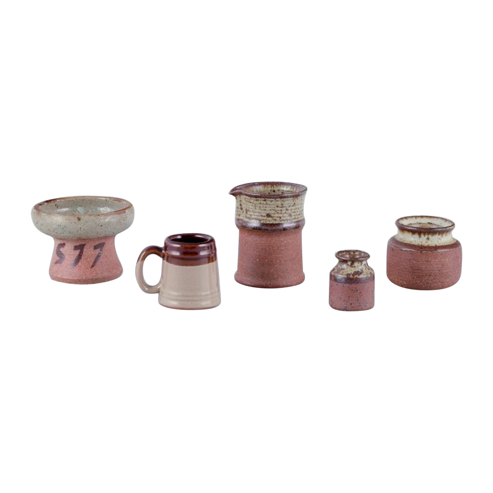 Mogens Nielsen, Nysted/ Stouby Keramik, et autres Cinq pièces de céramique en vente
