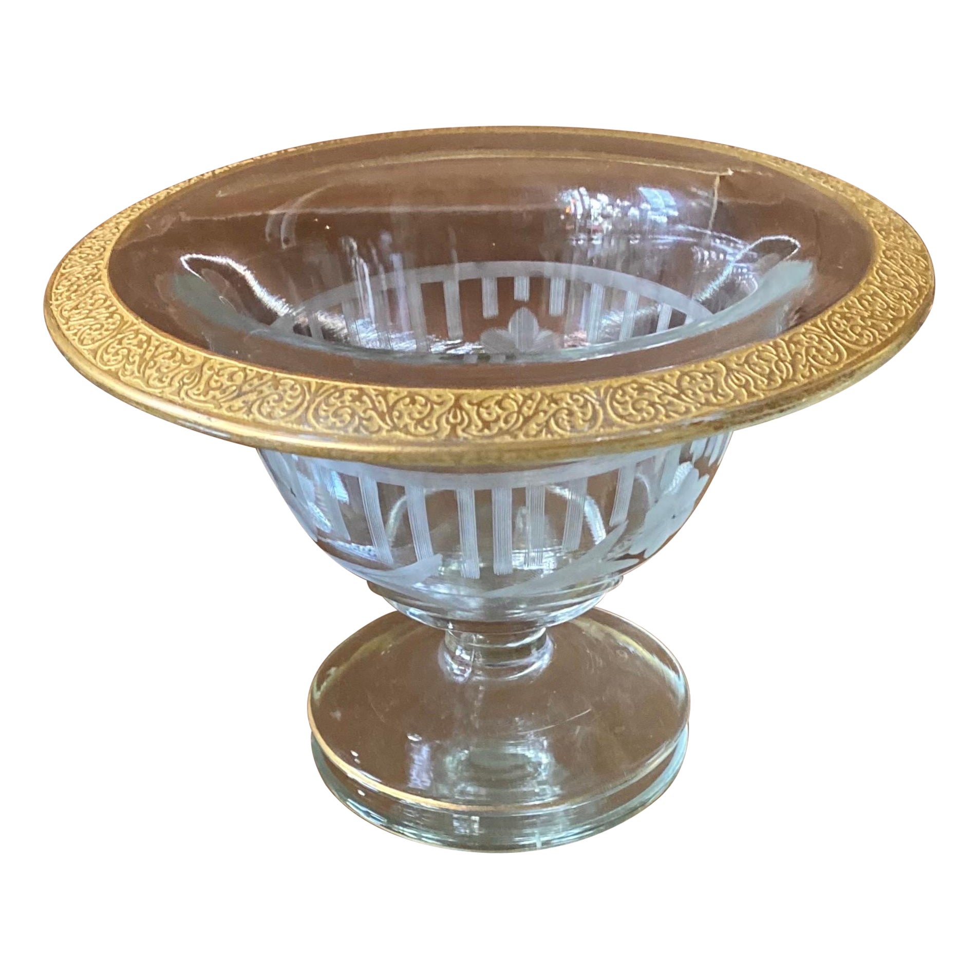 Compotier antique à pied en verre taillé avec bordure Florentine en or ciselé. en vente