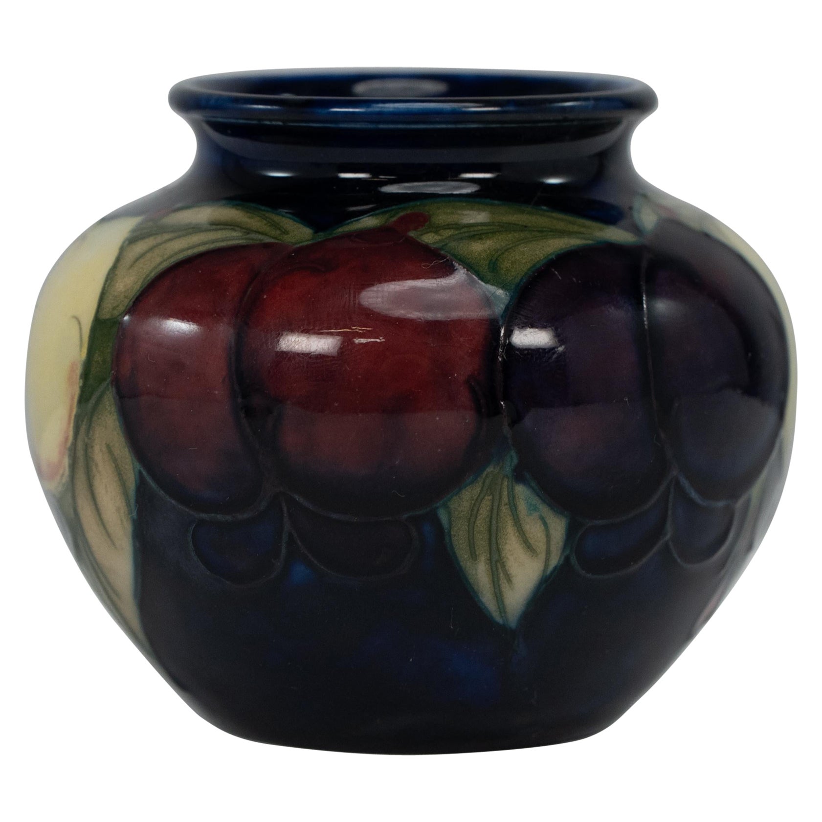 William Moorcroft. Un doux petit vase à feuilles et baies en merveilleux état