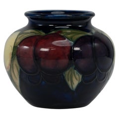 William Moorcroft. Eine süße kleine Vase mit Blättern und Beeren in wunderbarem Zustand