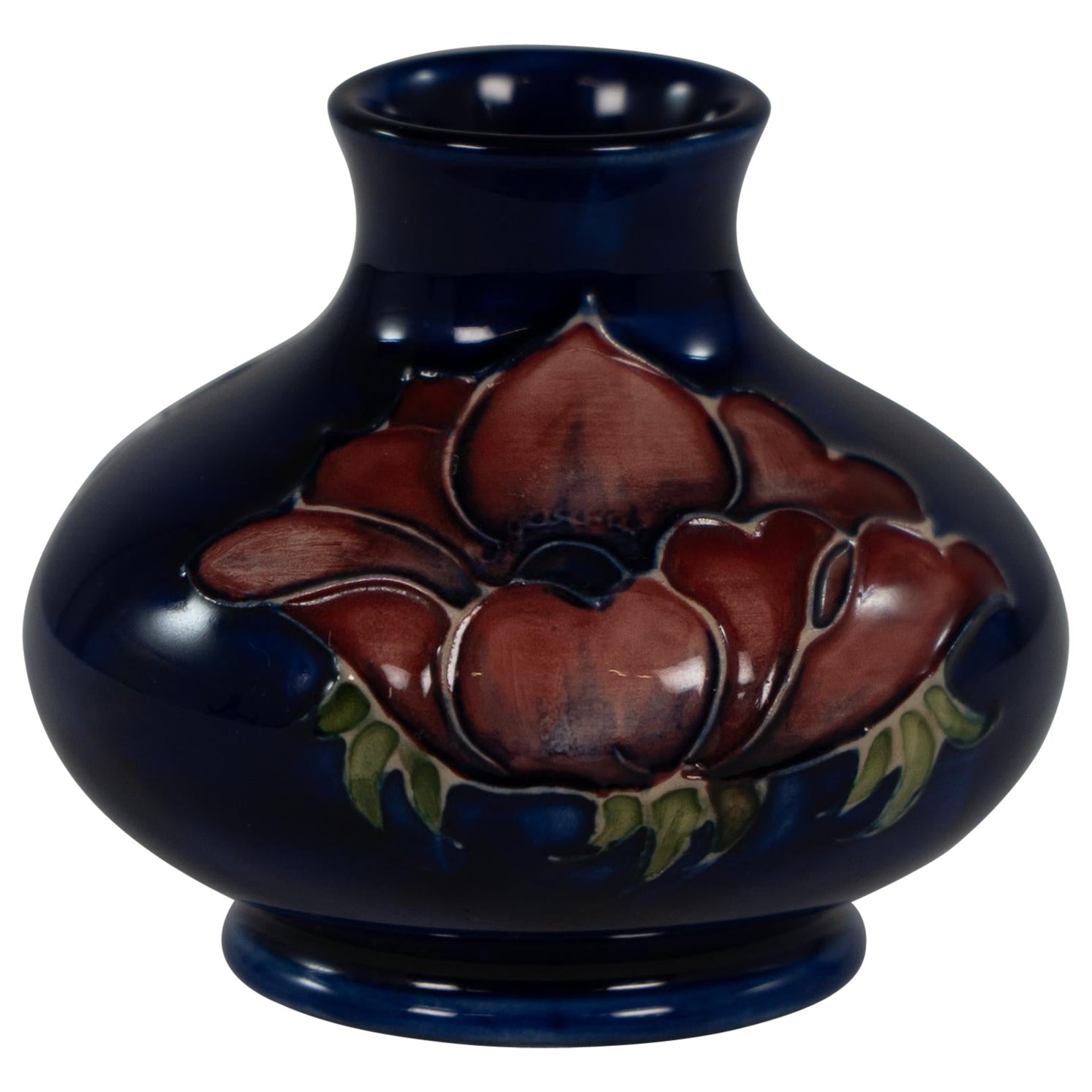 William Moorcroft. Eine kleine blaue Anemone-Vase, signiert H M Hergestellt in England. im Angebot