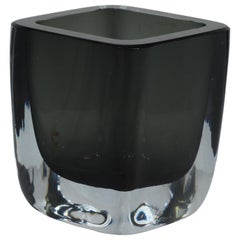 Strombergshyttan Glass modello H92. Svezia. Un vaso di vetro con un sottofondo fumé.