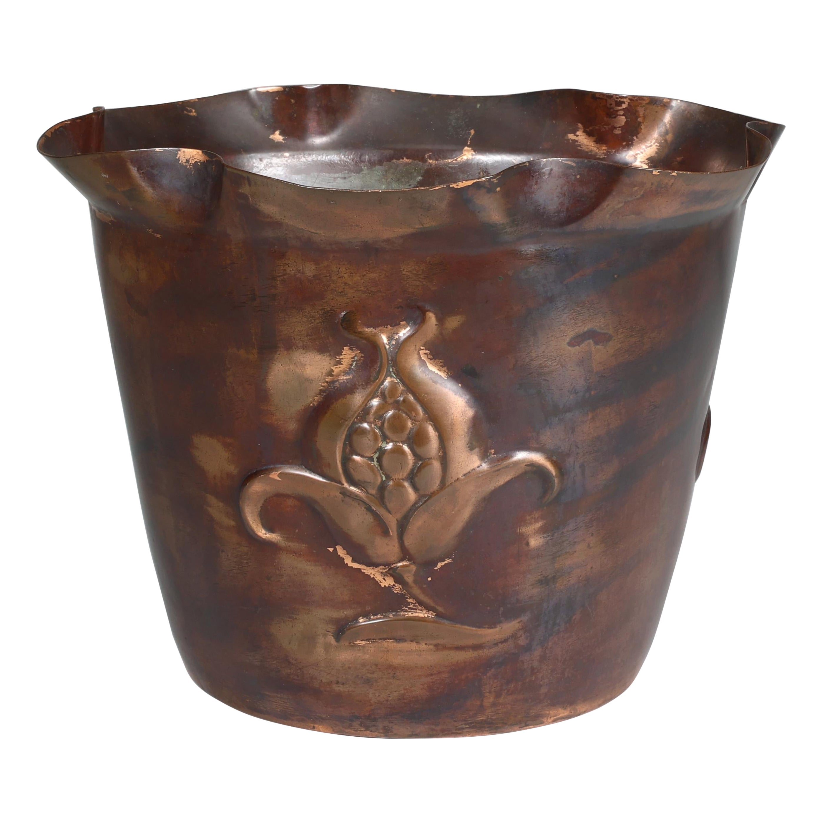 Joseph Sankey & Sons Grande jardinière Arts & Crafts en cuivre avec coque à fleurs en relief