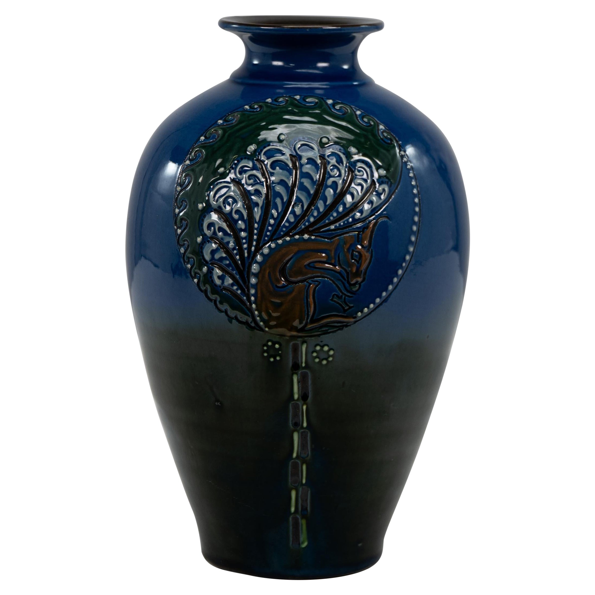 Brannam aus Barnstaple. Eine seltene blaue Vase, verziert mit einem Eichhörnchen, der Nussbaum isst. im Angebot