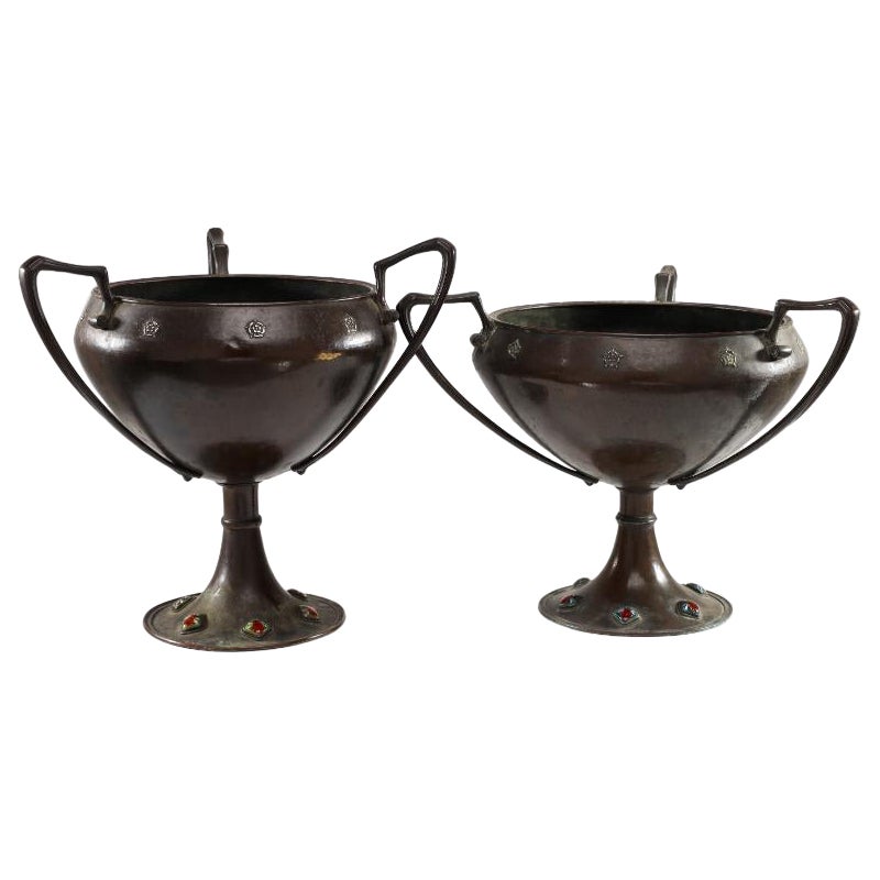 Arthur Dixon The Guild of Handicraft de Birmingham 2 centros de cobre martillado a mano