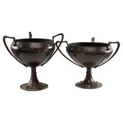 Arthur Dixon The Guild of Handicraft de Birmingham 2 centros de cobre martillado a mano