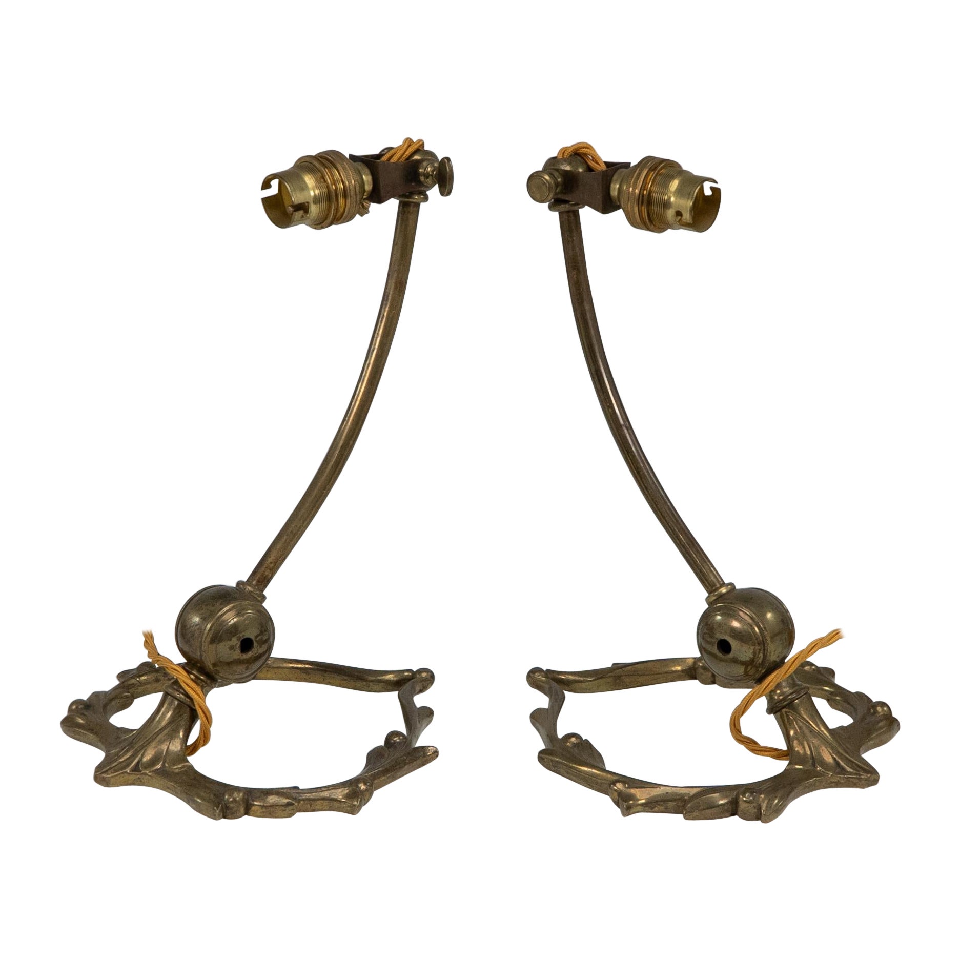 WAS Benson. Ein Paar verstellbare Mistelzweig-Tischlampen aus Messing im Arts and Craft-Stil.