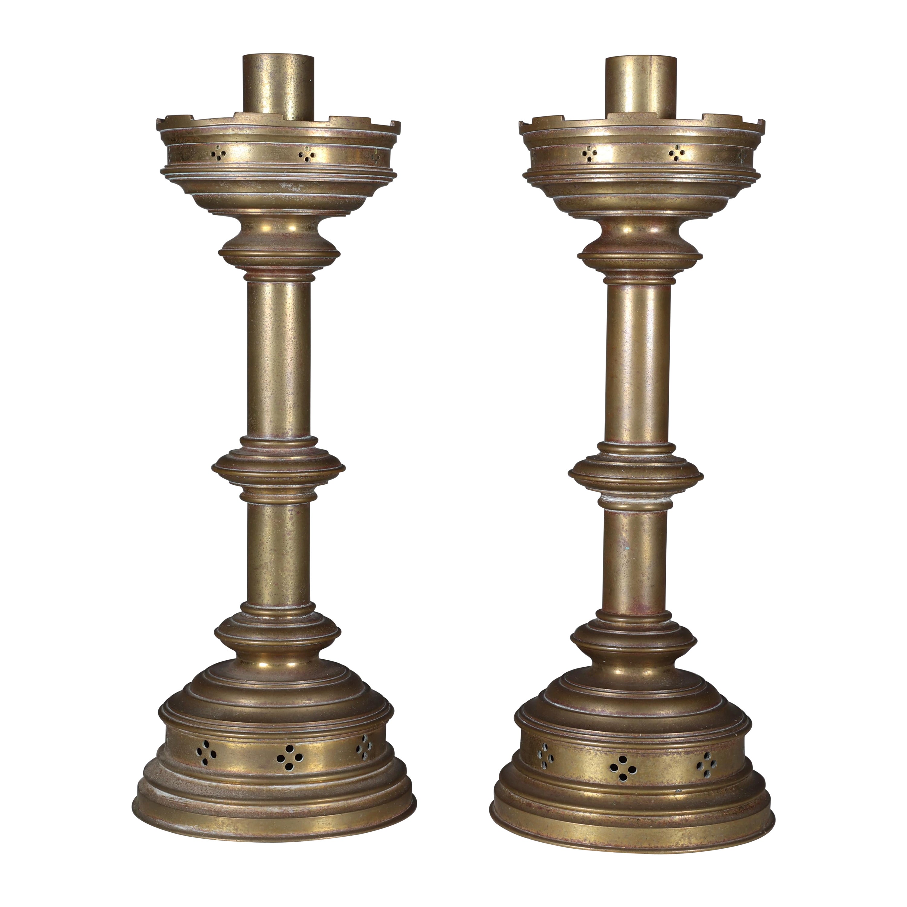 Jones und Willis. Paar schwere gotische Revival-Kerzenständer aus Messing mit Castellated-Muster 