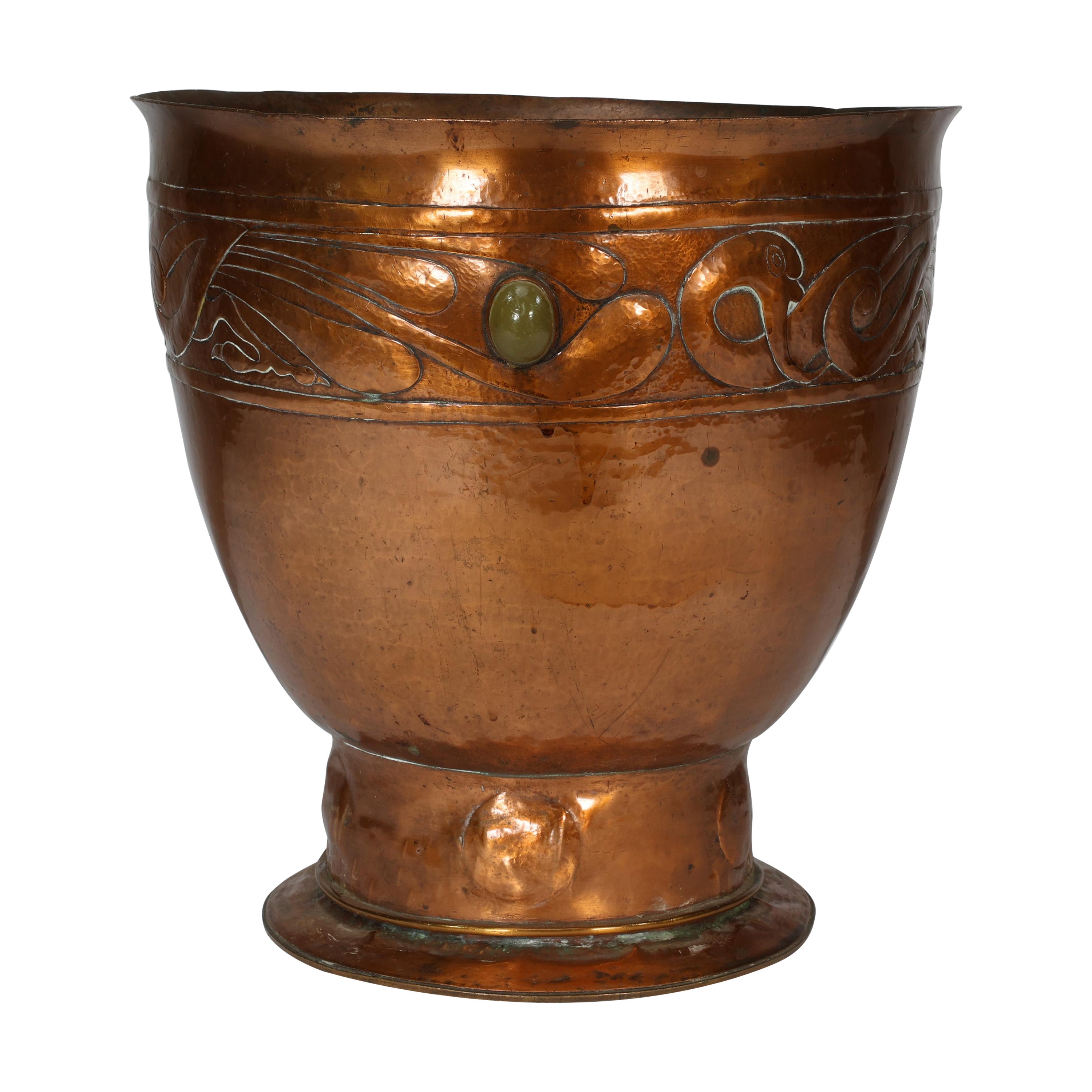 Estilo Alexander Ritchie de Iona. Una gran maceta de cobre de grueso calibre martillada a mano en venta