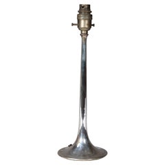 Dryad dans le style de Une simple lampe de table Arts & Crafts en métal argenté.
