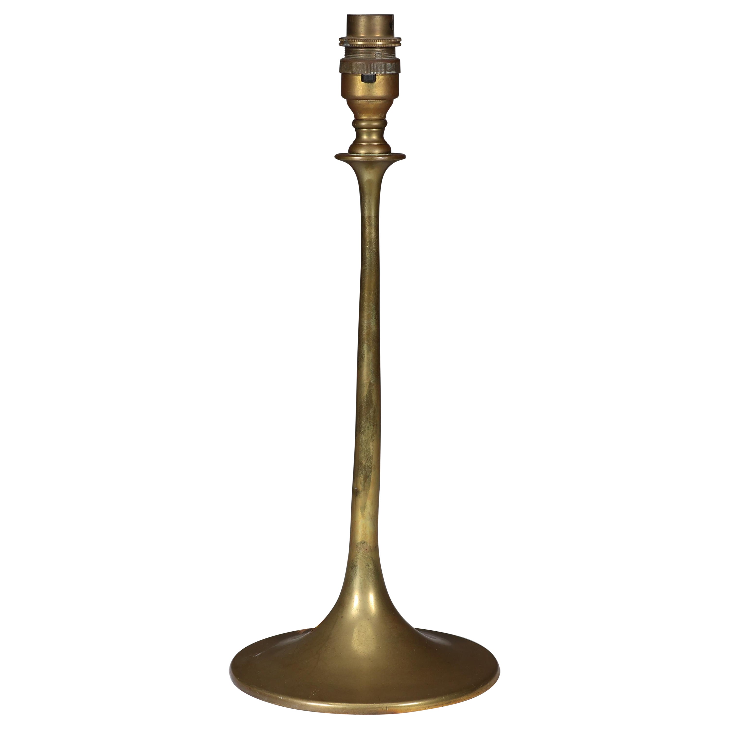 Dryad-Tischlampe aus Messing im Stil einer Arts & Crafts-Tischlampe aus Messing mit breitem, ausladendem Sockel