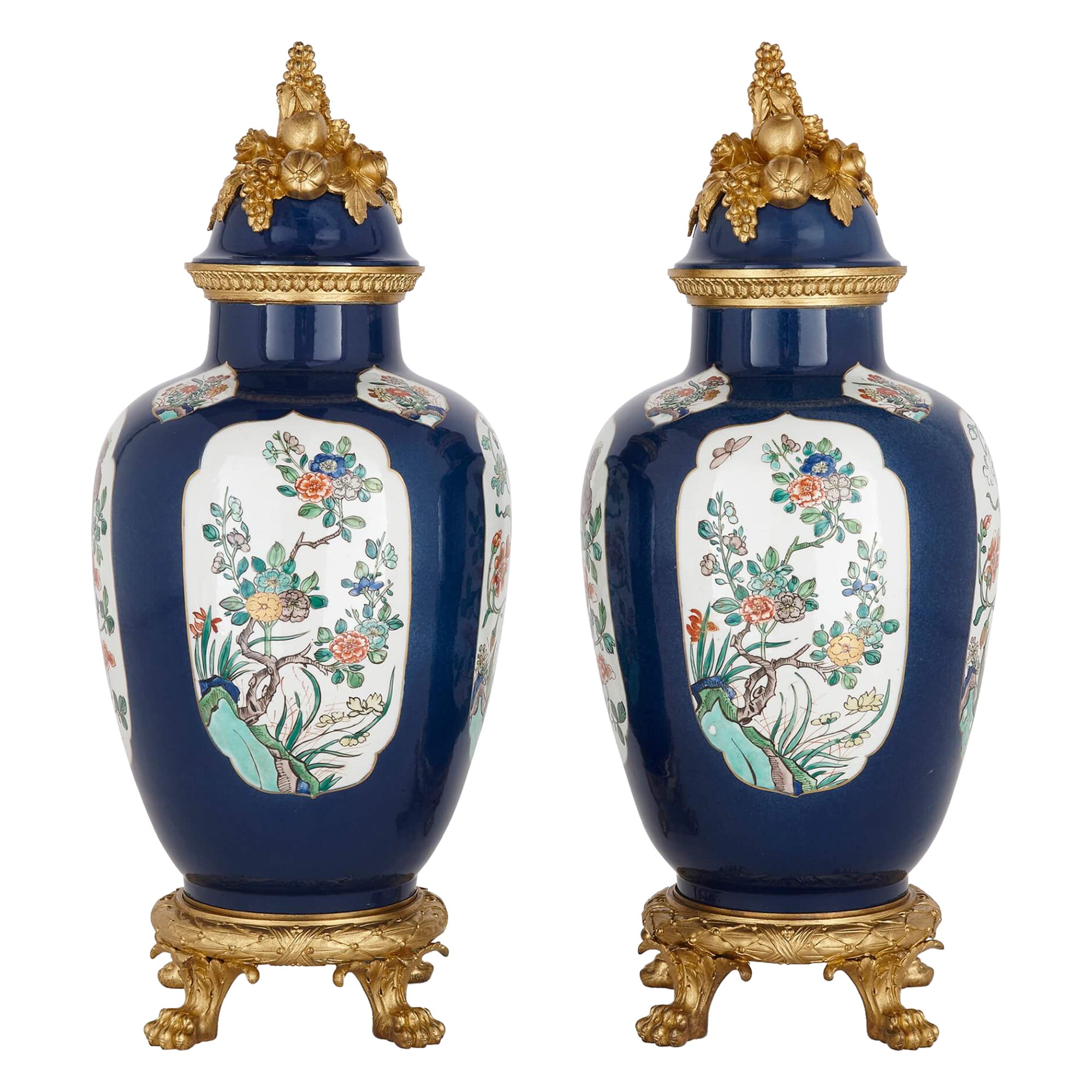 Paire de grands vases chinoiseries françaises Samson en porcelaine et bronze doré 