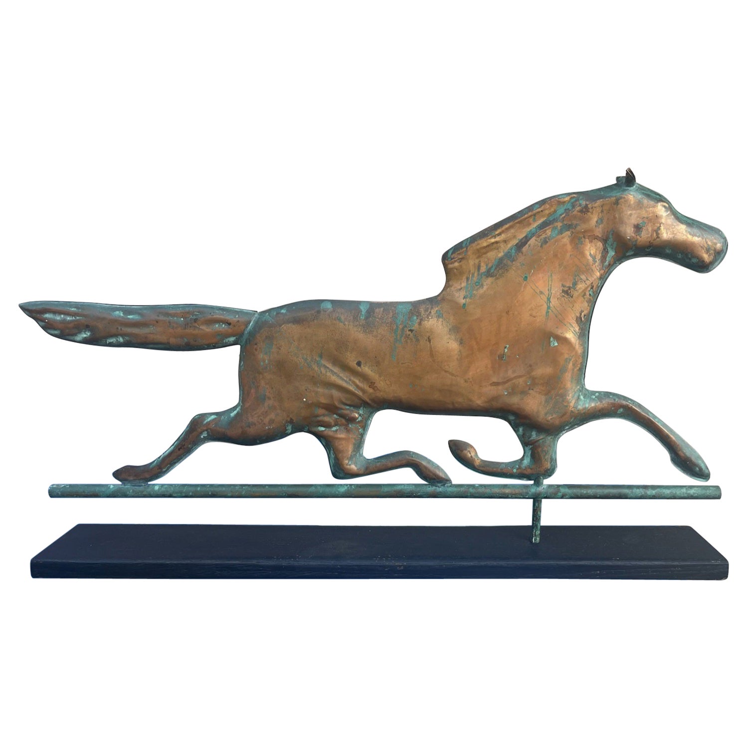 Cette girouette à cheval en cuivre du début du 20e siècle présente une patine d'usage et une surface merveilleusement vieillies. Il est livré avec un support en bois peint noir, fait sur mesure, en très bon état.