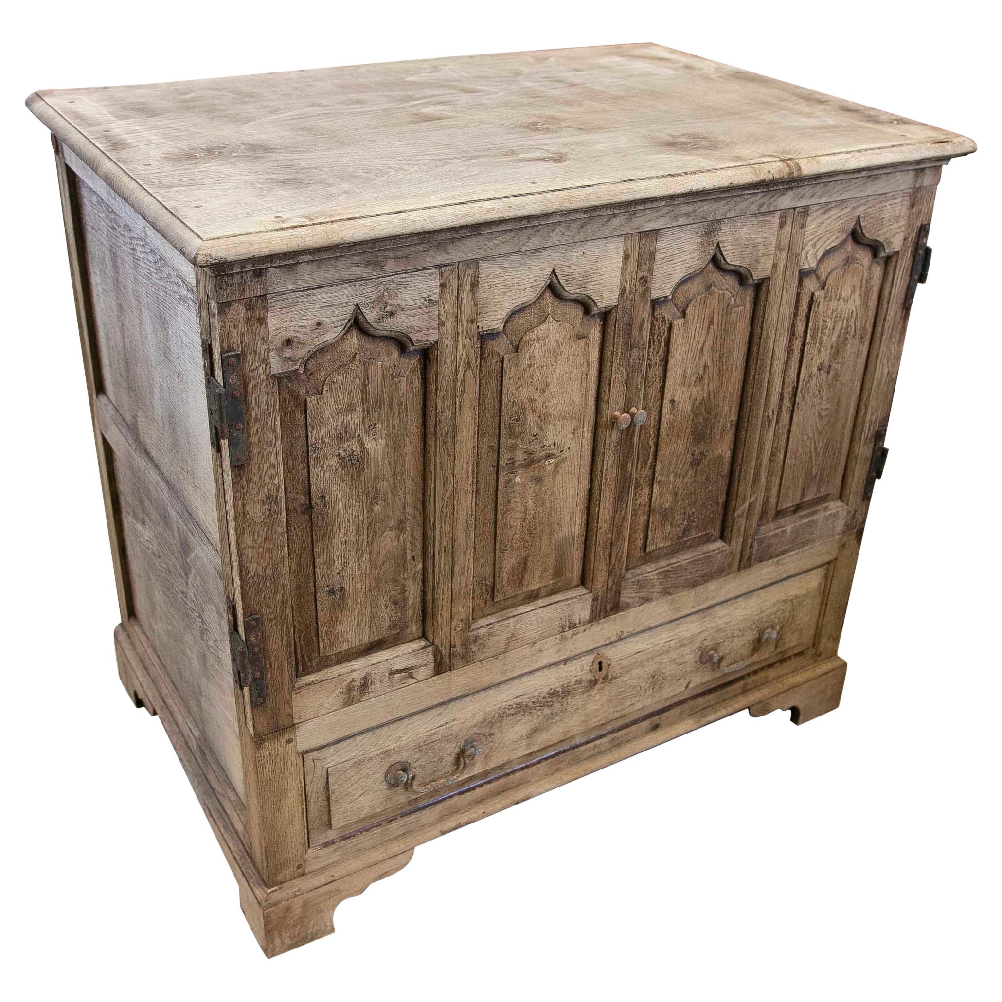 Englische Möbel des 19. Jahrhunderts mit Türen und Schublade in der Farbgebung des Holzes im Angebot