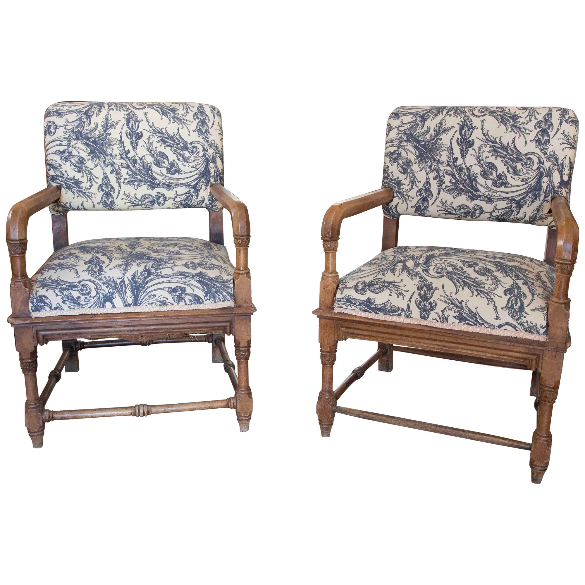 English Pair of Wooden Armchairs with Hand-Carved Decorations For Sale