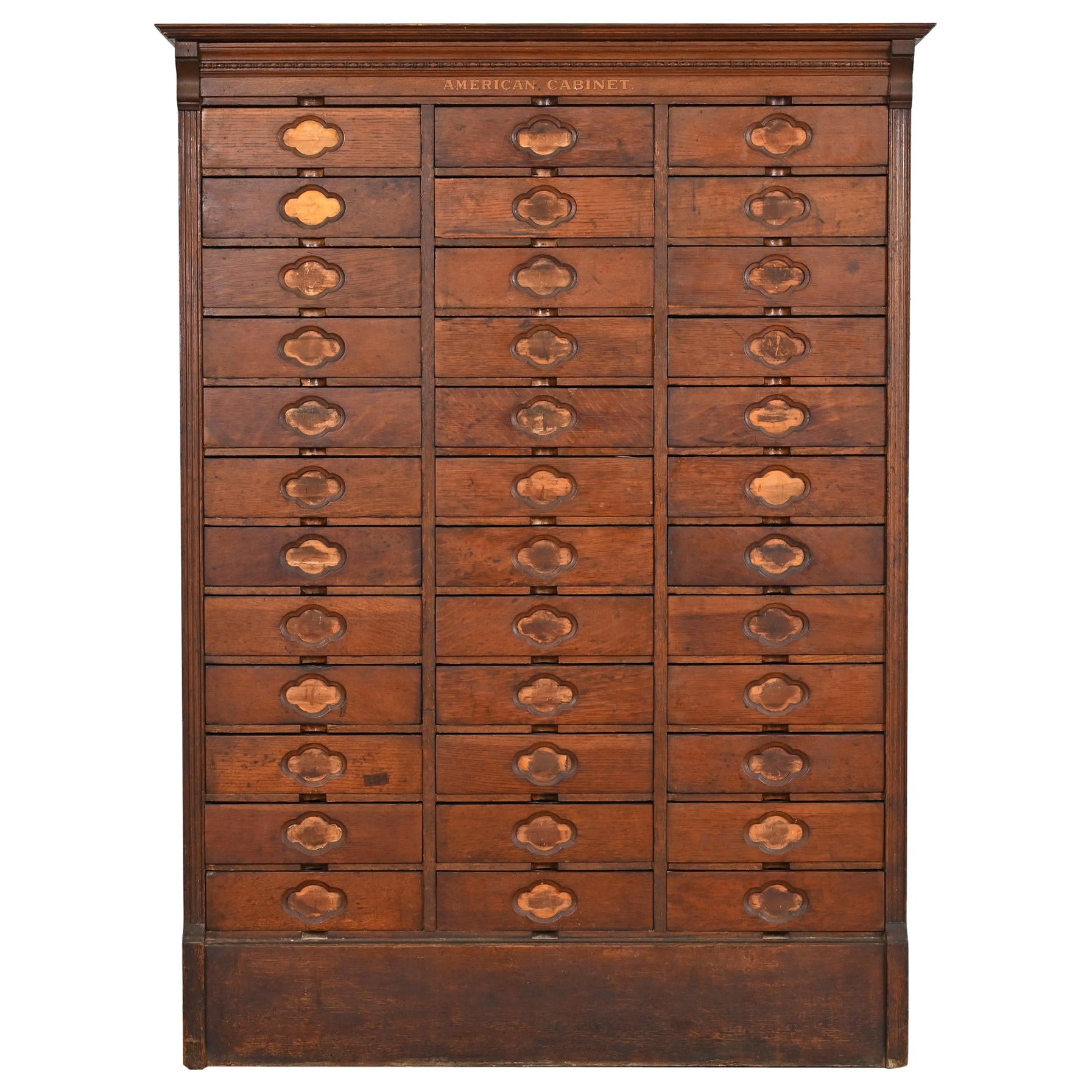 Ancien classeur Arts & Crafts à 36 tiroirs par American Cabinet Co., vers 1900