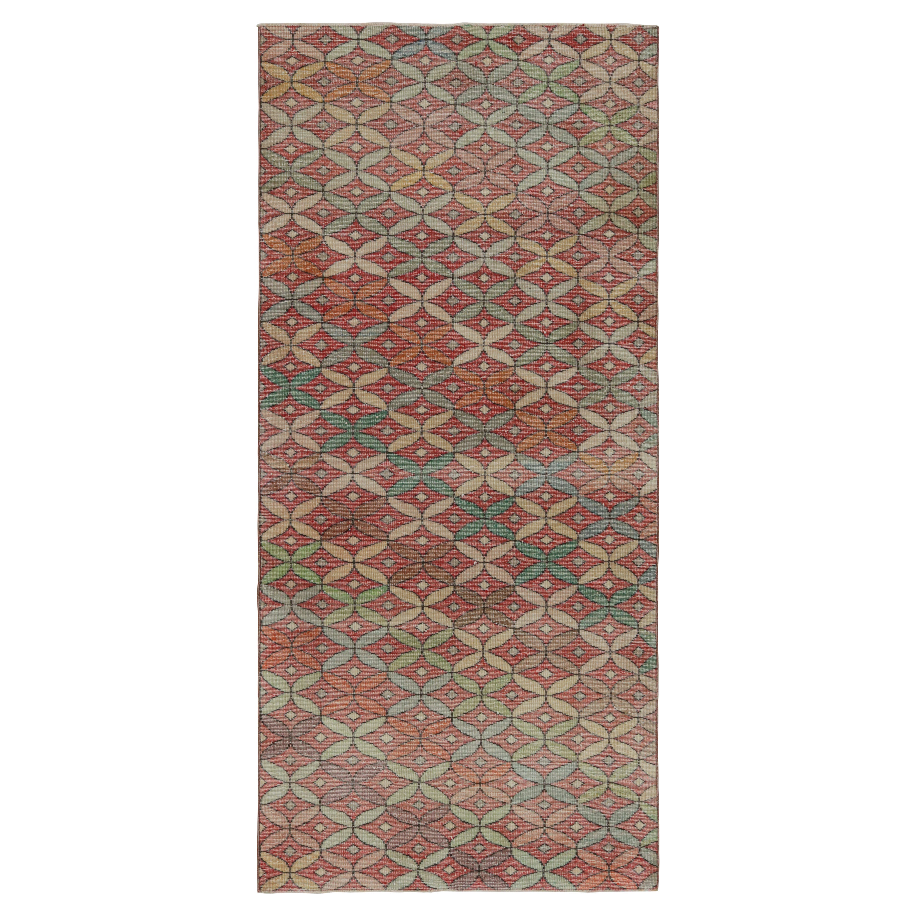 Vintage Zeki Müren Art Deco Läufer Teppich in Rot mit Spalieren, von Rug & Kilim