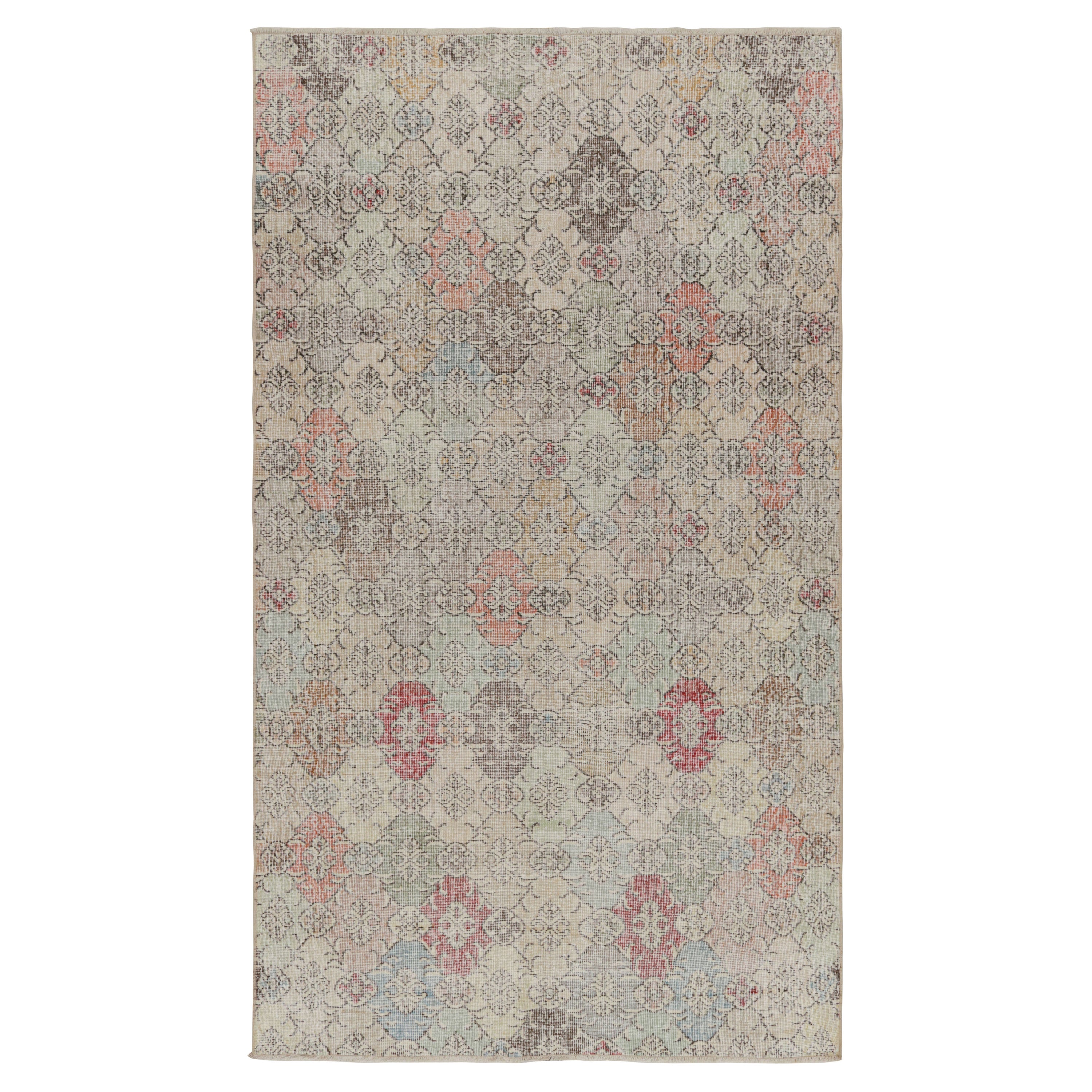Vintage Zeki Müren Teppich mit pastellfarbenen geometrischen Mustern, von Rug & Kilim im Angebot