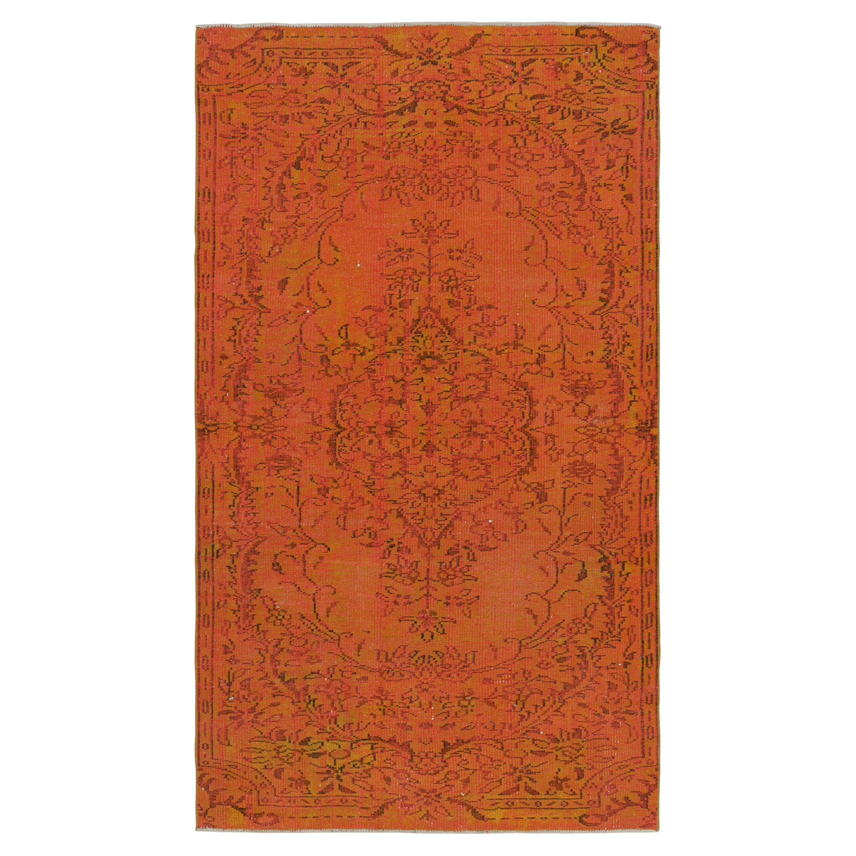 Türkischer Vintage-Teppich mit floralen, geometrischen Mustern von Rug & Kilim im Angebot