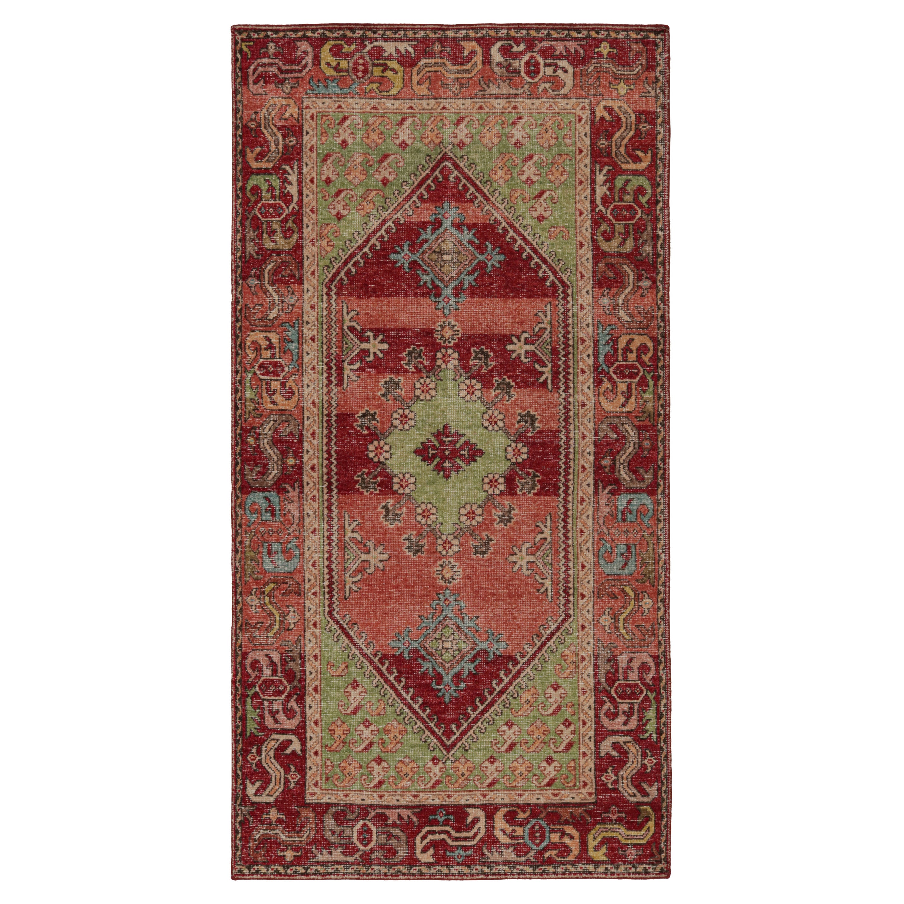 Tapis contemporain de Rug & Kilim en rouge, avec médaillons et motifs géométriques en vente