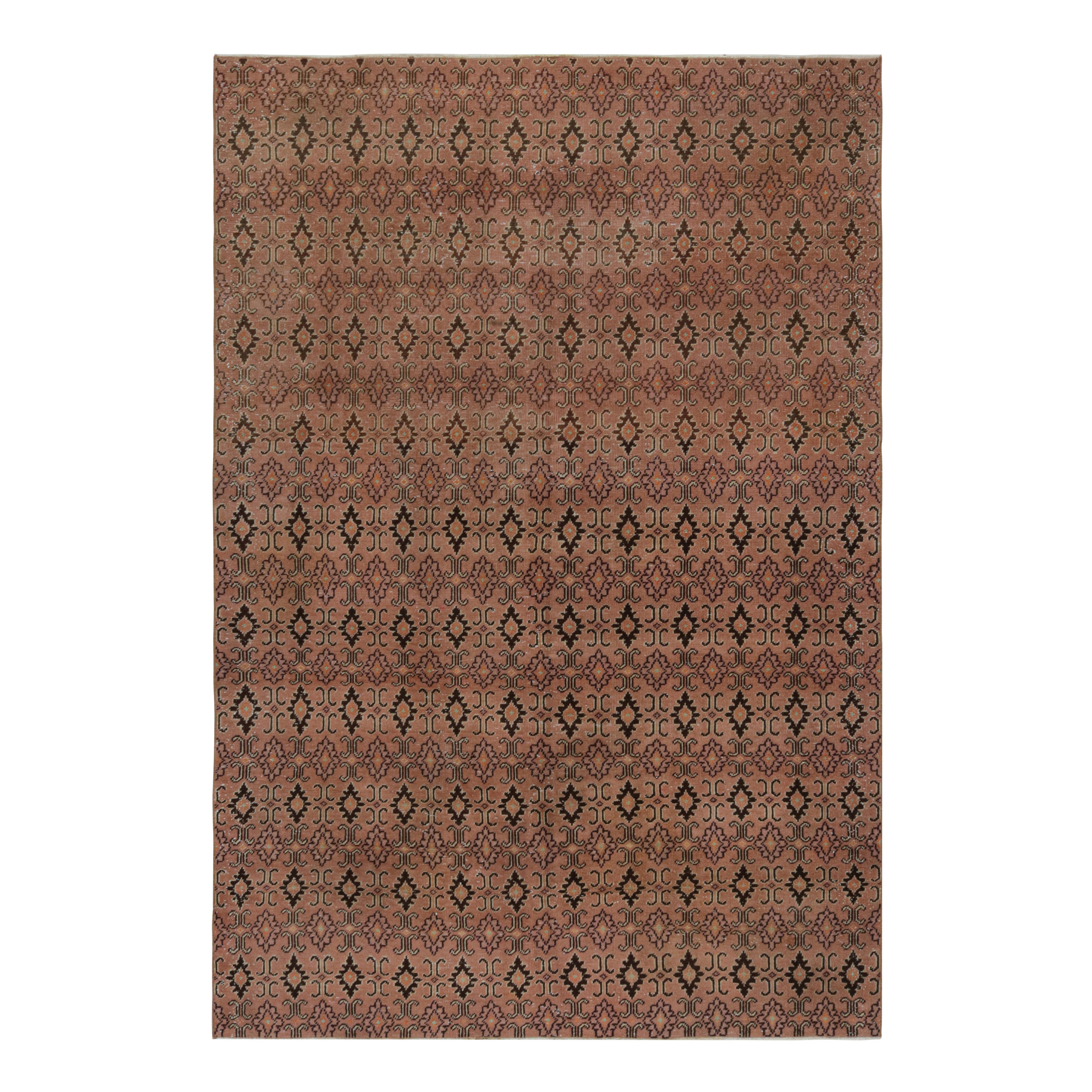 Vintage-Teppich mit beige-braunen und schwarzen geometrischen Mustern, von Rug & Kilim