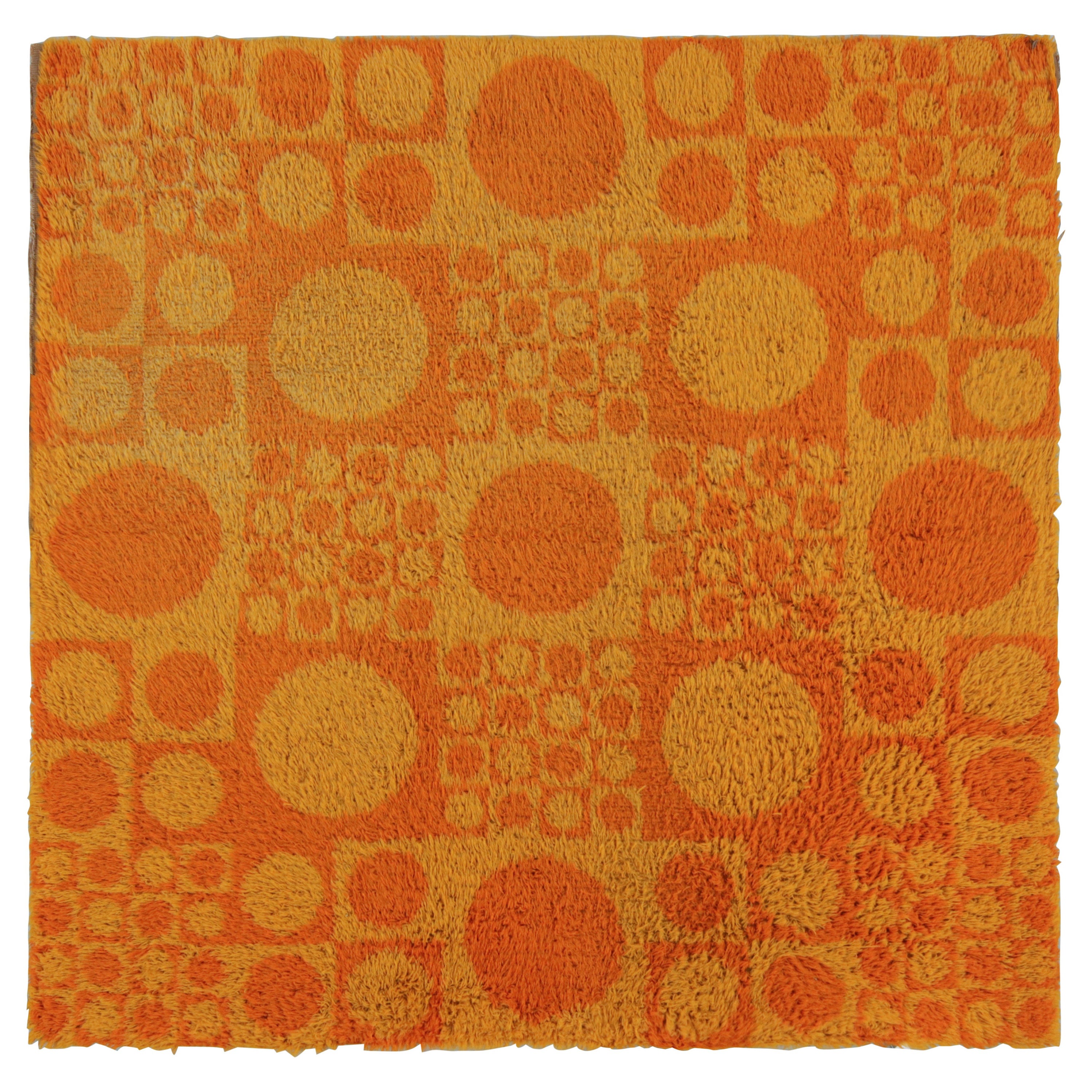 Geometrischer skandinavischer Vintage-Teppich in Orange und Gold, von Rug & Kilim im Angebot