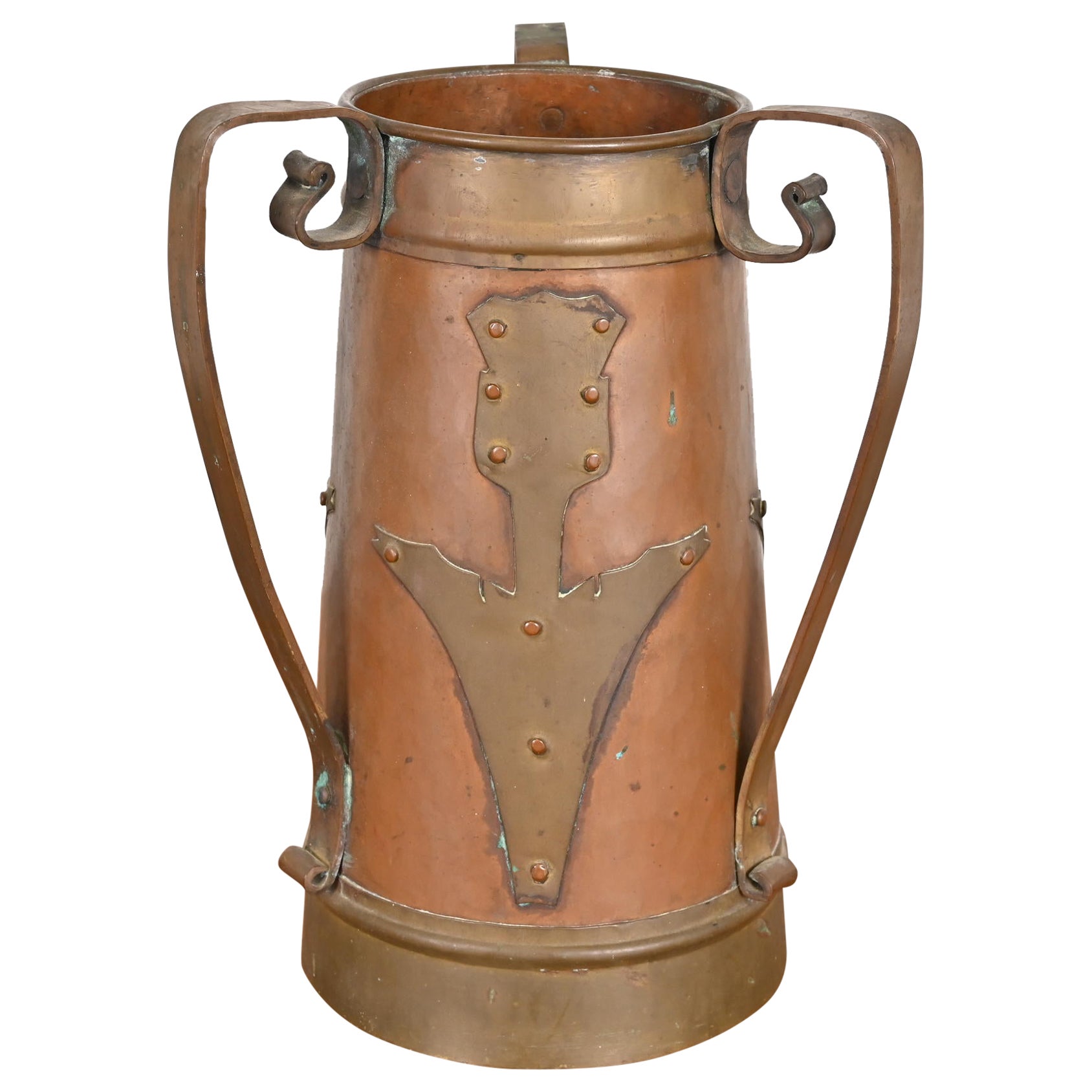 Grand vase antique Stickley Brothers Arts & Crafts à trois poignées en cuivre
