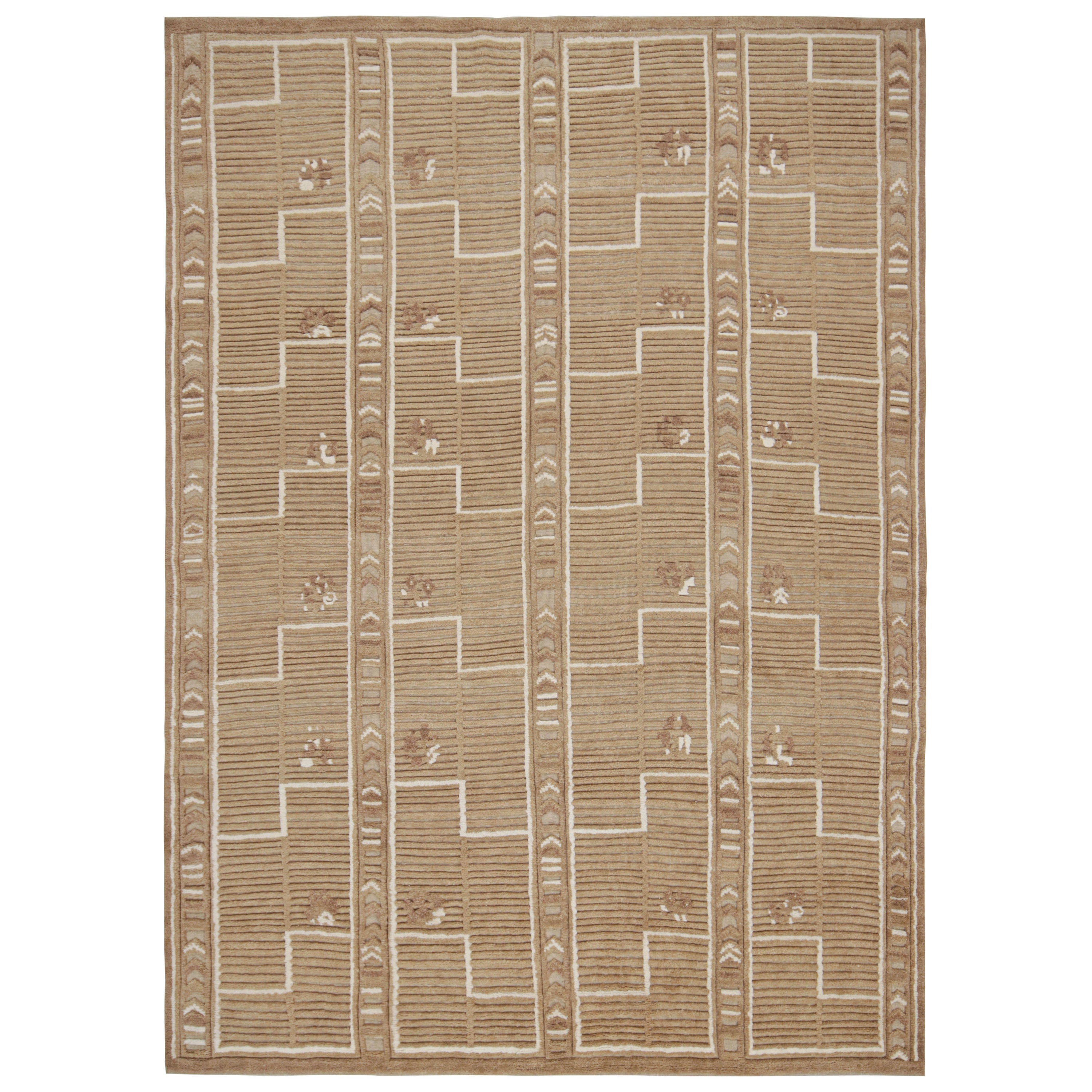 Rug & Kilim's hoher Teppich im skandinavischen Stil mit beige-braunen, geometrischen Mustern im Angebot