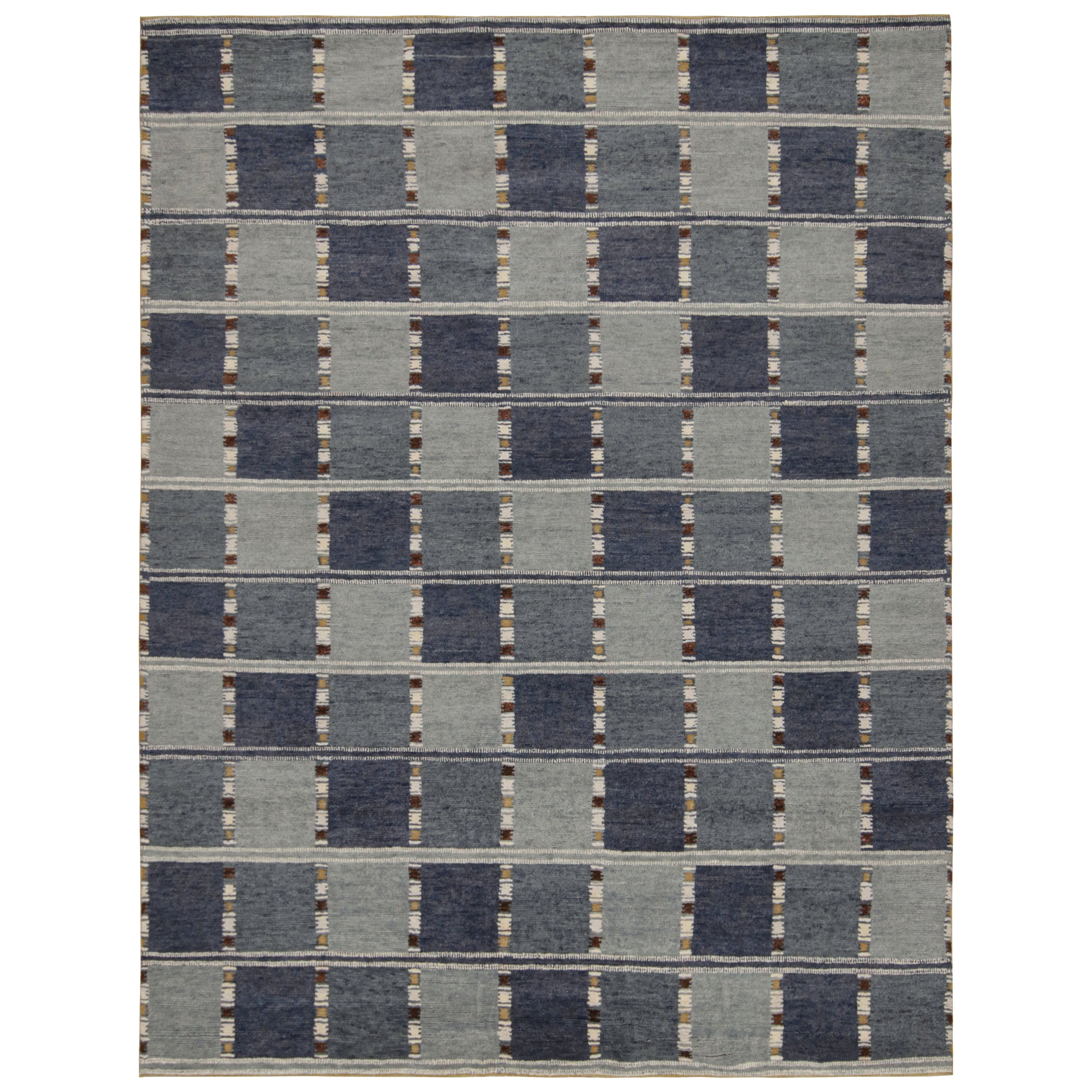 Rug & Kilim's hoher Teppich im skandinavischen Stil mit blauen, geometrischen Mustern