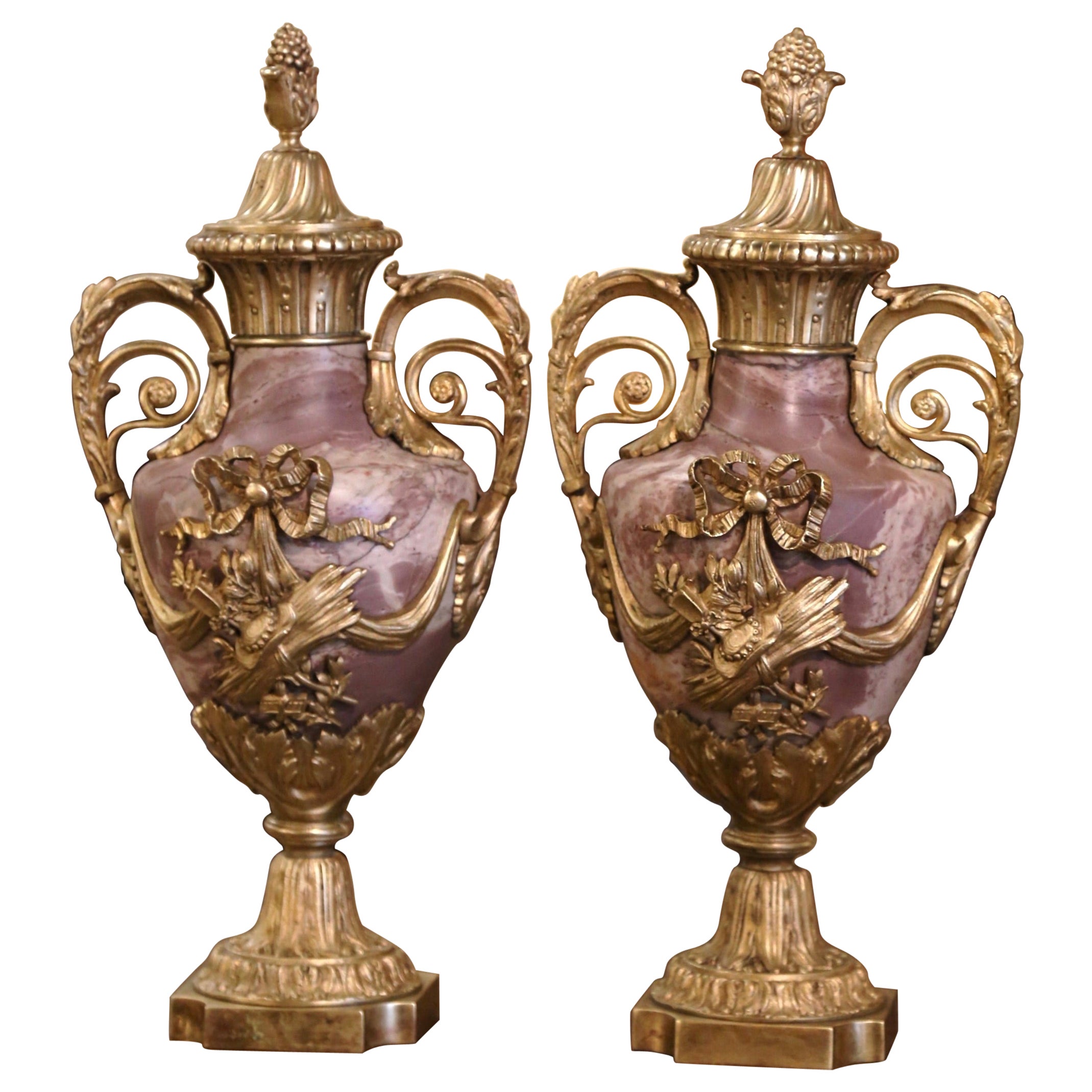 Paar französische Cassolettes aus geschnitztem Marmor und vergoldeter Bronze mit Deckel aus dem 19. Jahrhundert im Angebot