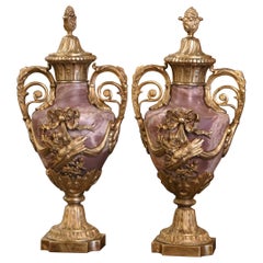 Paar französische Cassolettes aus geschnitztem Marmor und vergoldeter Bronze mit Deckel aus dem 19. Jahrhundert