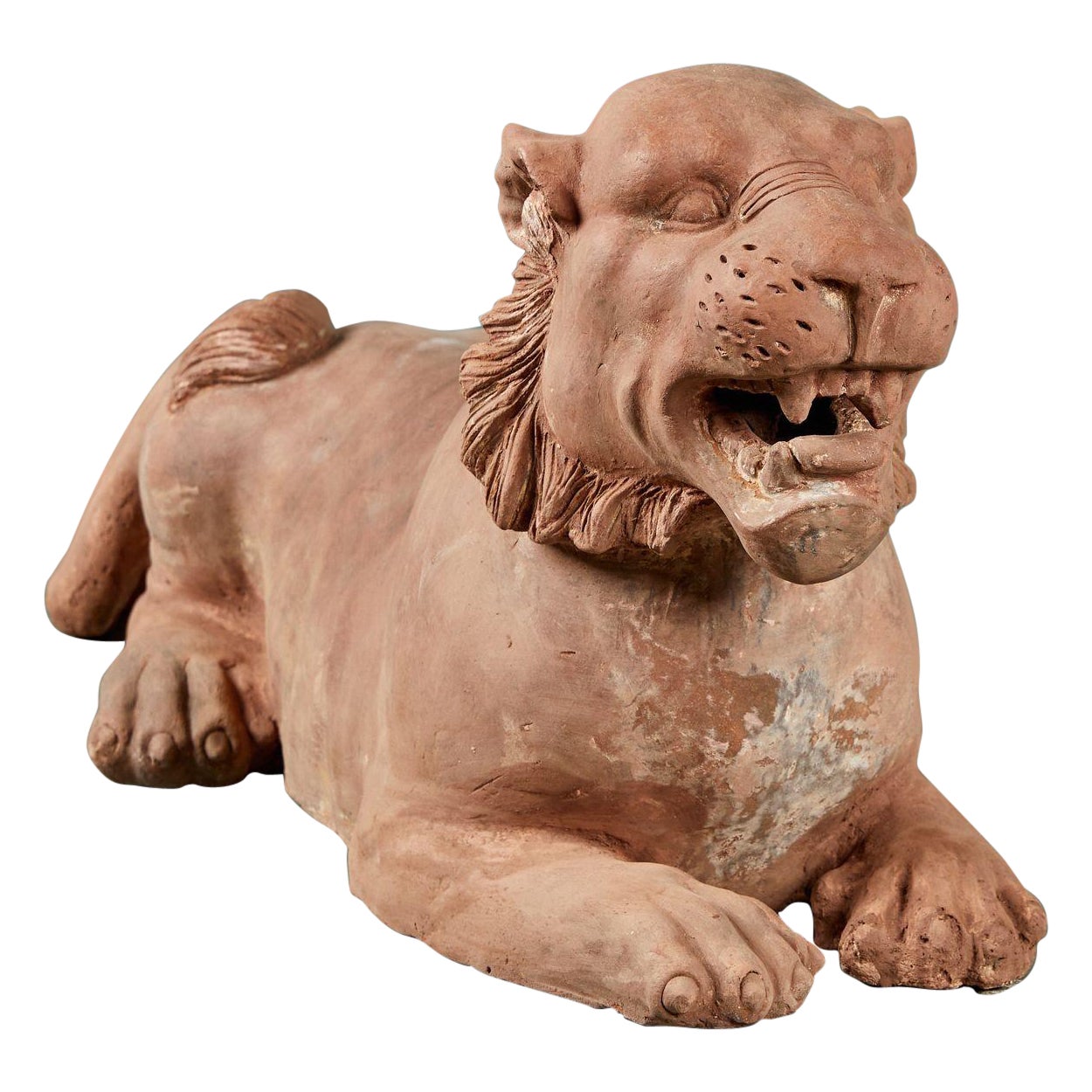 Sculpture ancienne de lionne vieillie en terre cuite