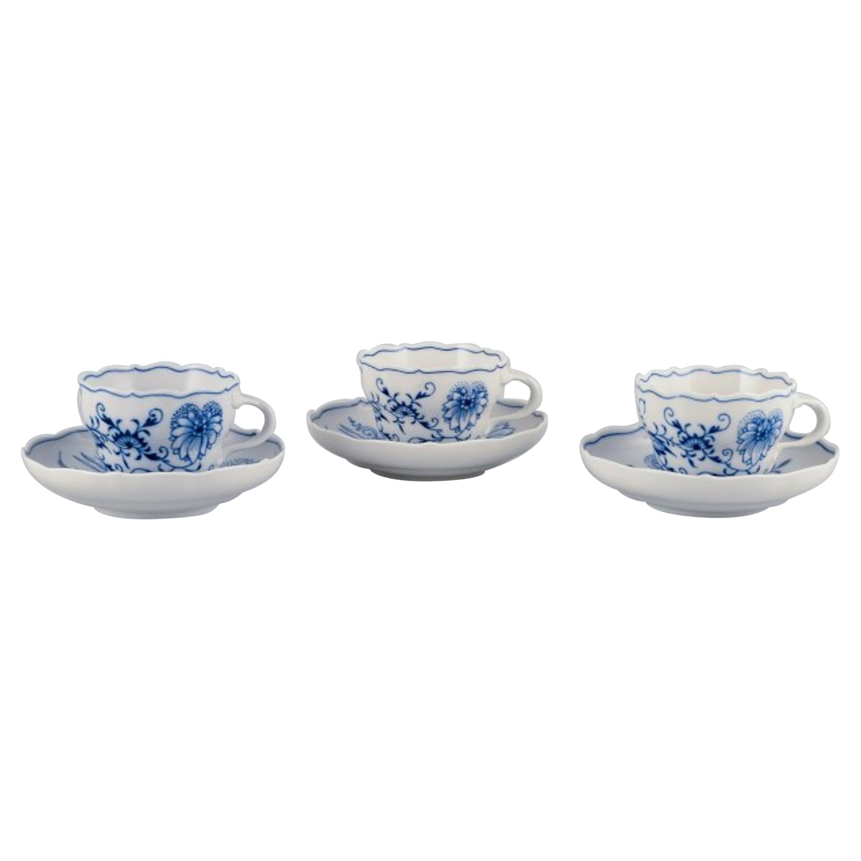 Meissen, Germany, three Onion Pattern coffee cups with saucers. Mid-20th c. For Sale