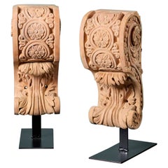 Pareja de ménsulas antiguas de terracota sobre peanas
