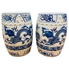 Blaue und weiße chinesische Porzellan-Gartenhocker und -Beistelltische mit Drachen