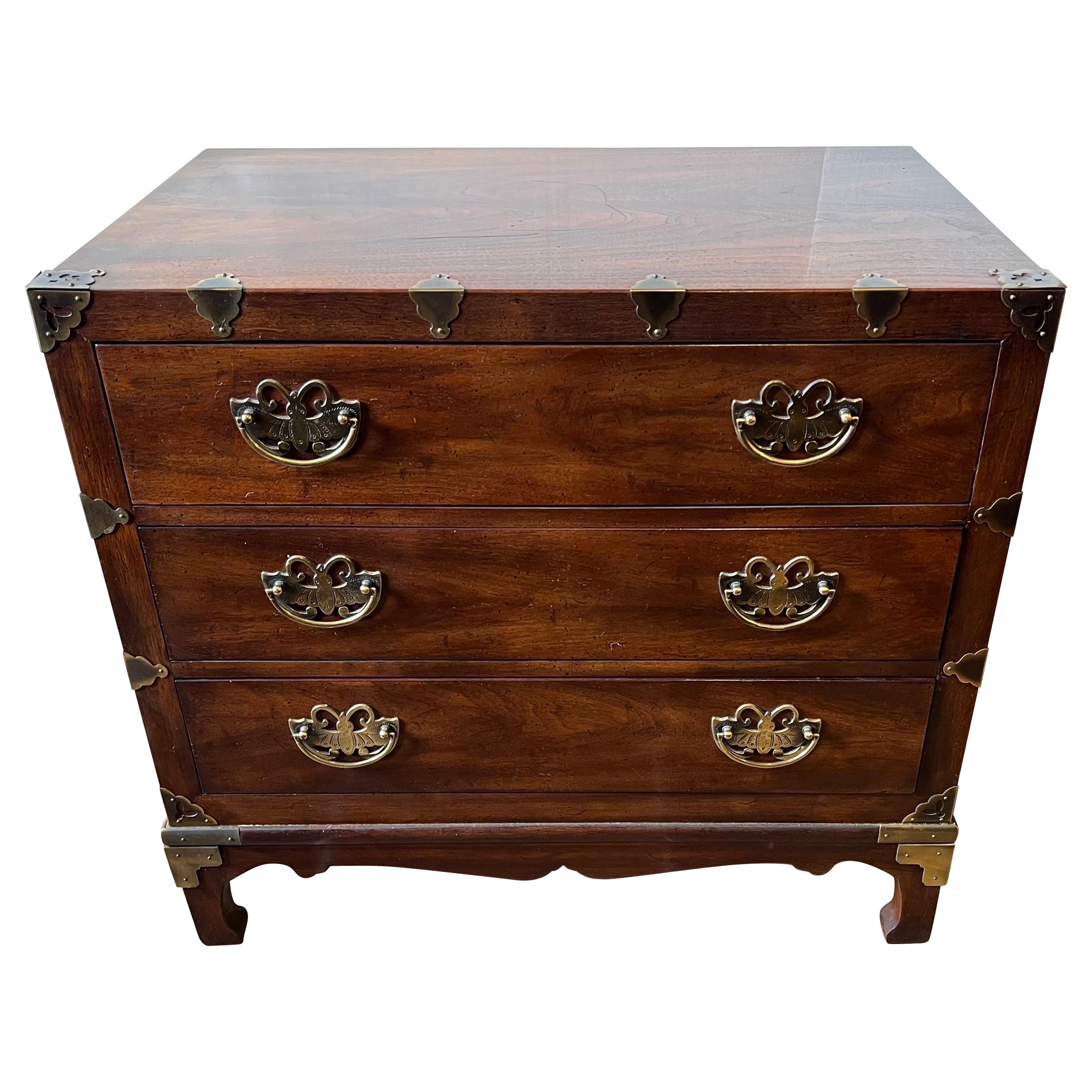 Henredon Asian Style Chinoiserie Mahogany and Brass Bachelor Chest of Drawers For Sale