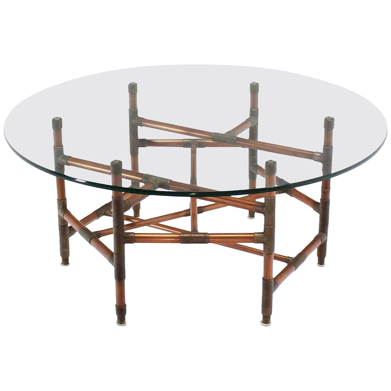 Table basse ronde à plateau en verre avec piètement en cuivre et base de sculpture ajustée