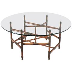 Table basse ronde à plateau en verre avec piètement en cuivre et base de sculpture ajustée